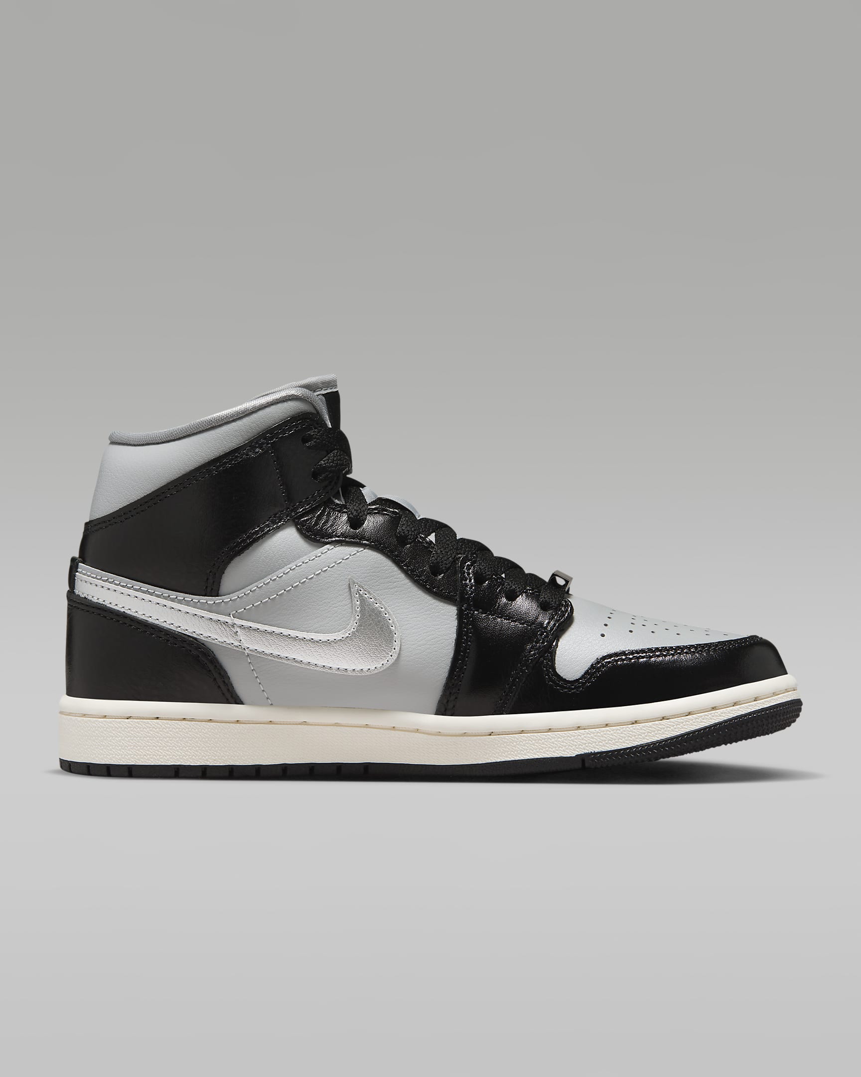 Tenis para mujer Air Jordan 1 Mid SE - Negro/Gris humo claro/Vela/Plata metalizado