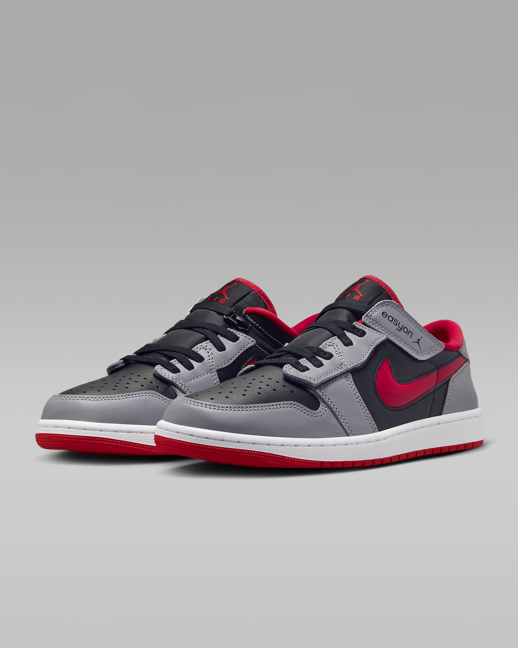 Air Jordan 1 Low FlyEase Kolayca Giyilip Çıkarılabilen Erkek Ayakkabısı - Siyah/Cement Grey/Beyaz/Fire Red