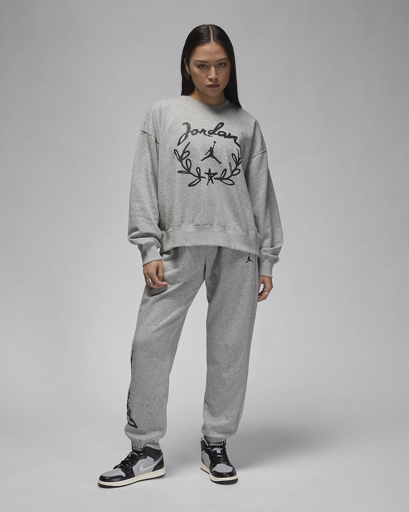 เสื้อวอร์มคอกลมผู้หญิงมีกราฟิก Jordan Brooklyn Fleece - Dark Grey Heather/ดำ