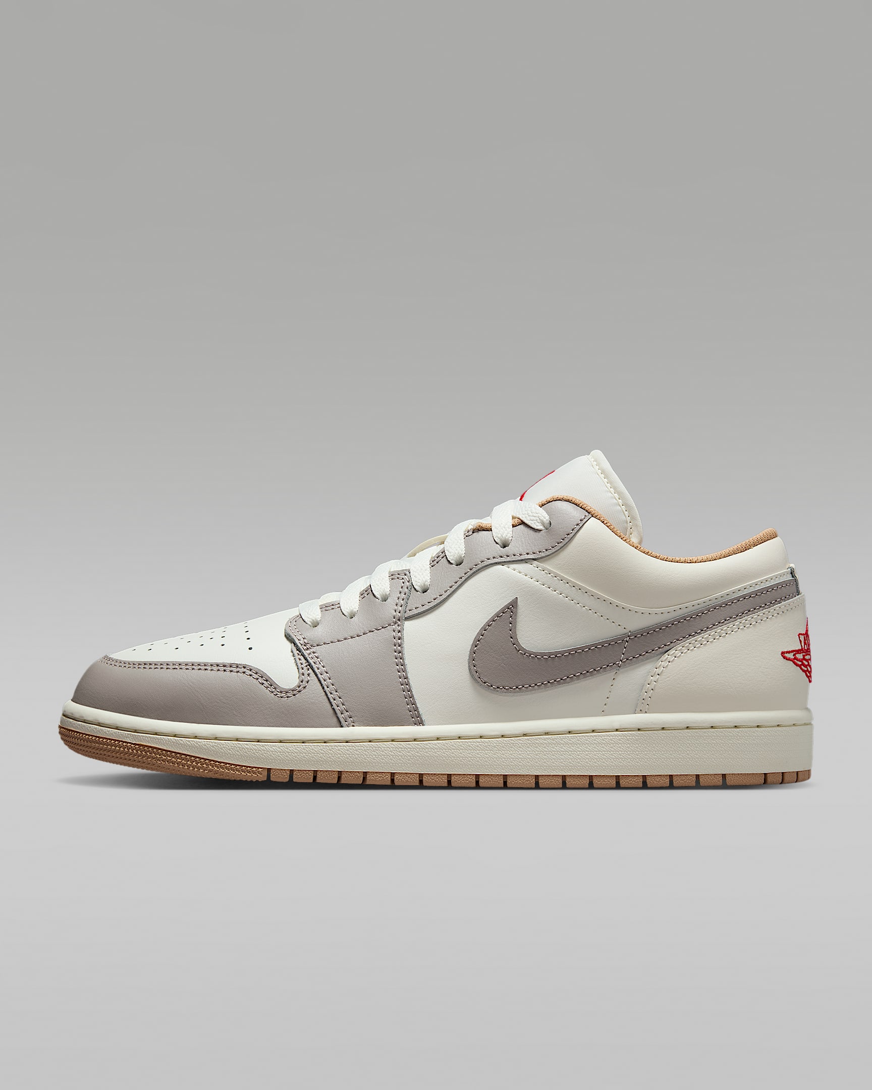 Air Jordan 1 Low Tenis para hombre - Vela/Gris universitario/Cáñamo/Rojo pasión