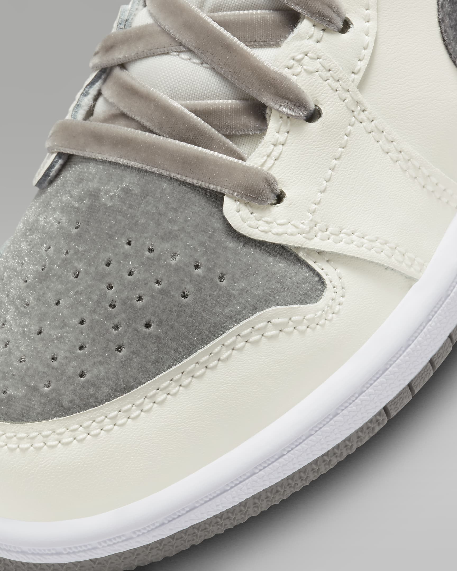 Jordan 1 Mid SE Schuh für jüngere Kinder - Sail/Metallic Gold/Flat Pewter