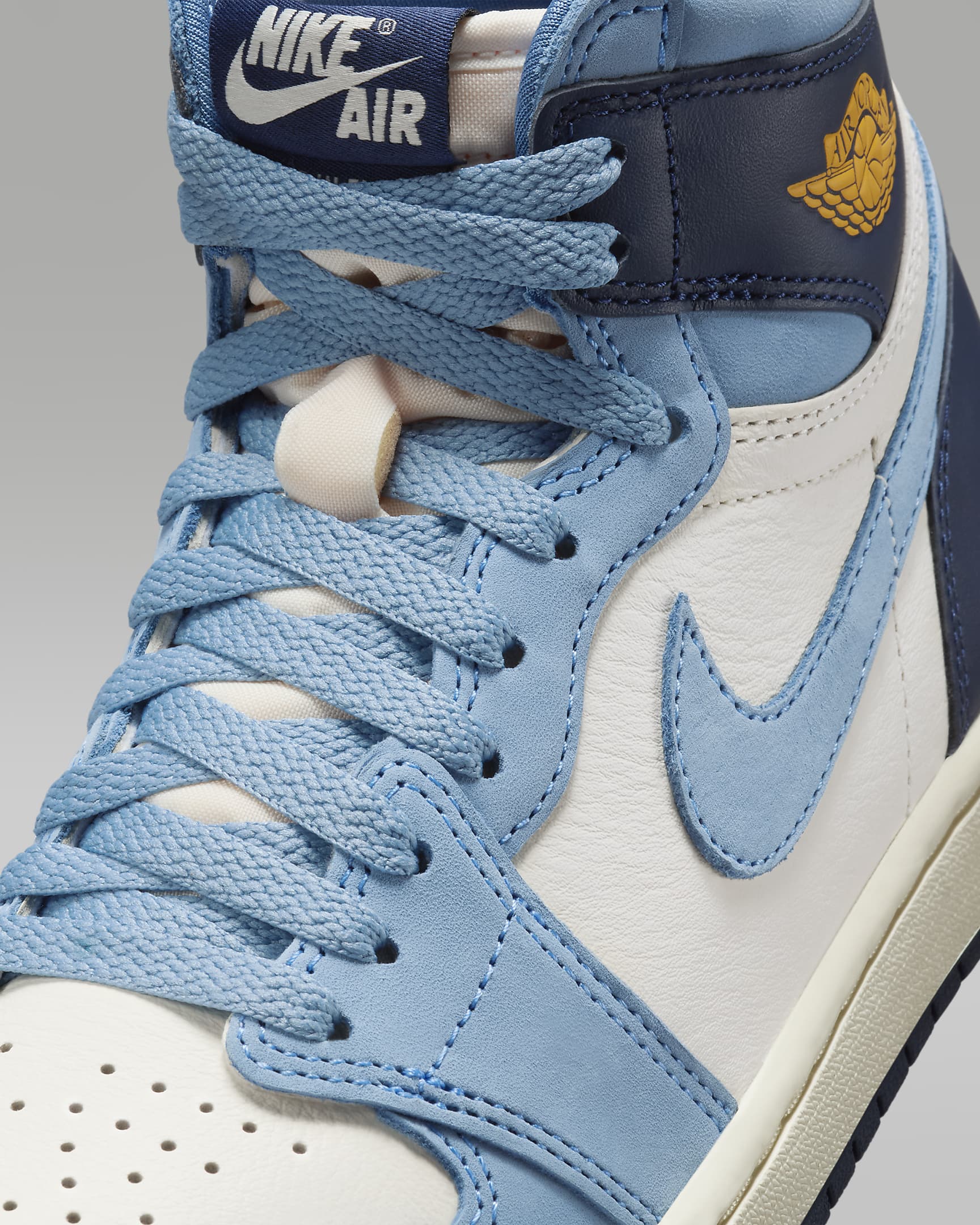 Tenis para mujer Air Jordan 1 Retro High OG "First in Flight" - Azul universitario/Vela/Azul marino medianoche/Oro universitario