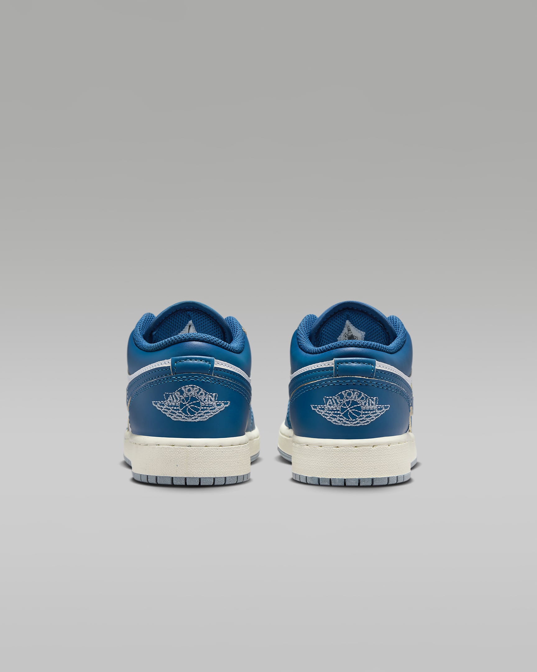 Air Jordan 1 Low SE Schuh für ältere Kinder - Weiß/Blue Grey/Sail/Industrial Blue