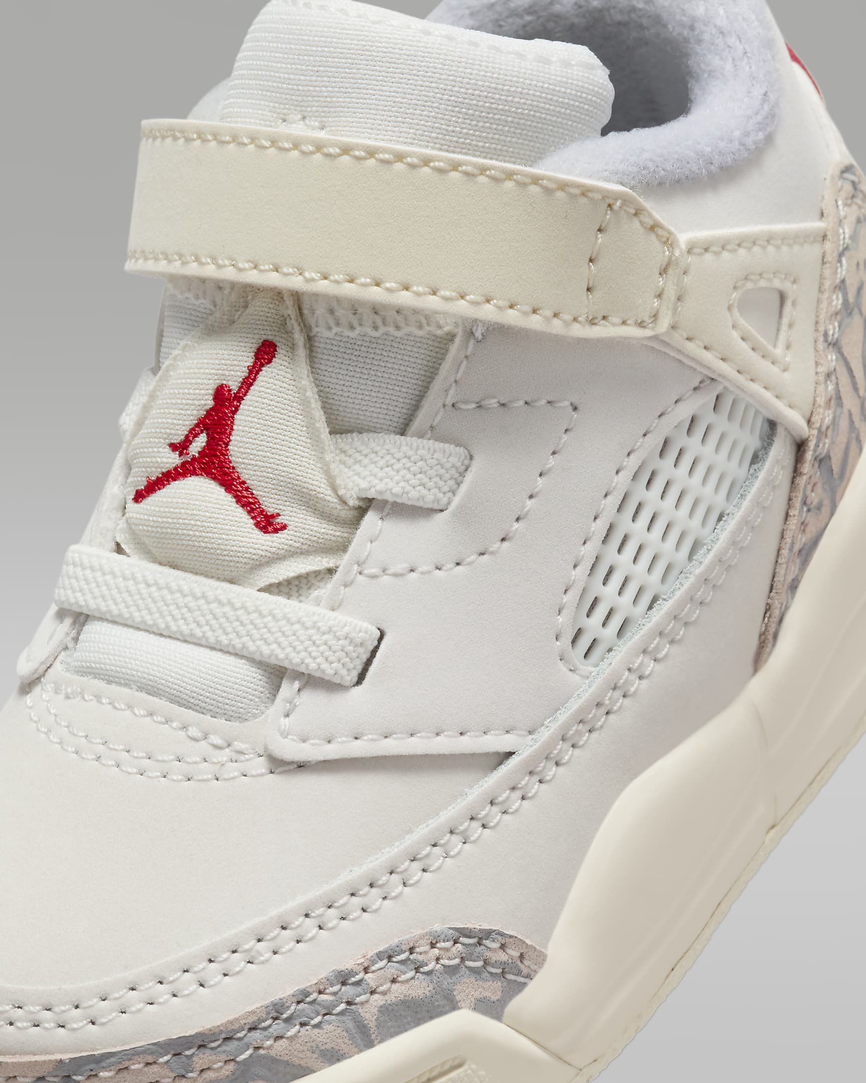 Jordan Spizike Low Sabatilles - Nadó i infant - Sail/Coconut Milk/Sandstone/University Red