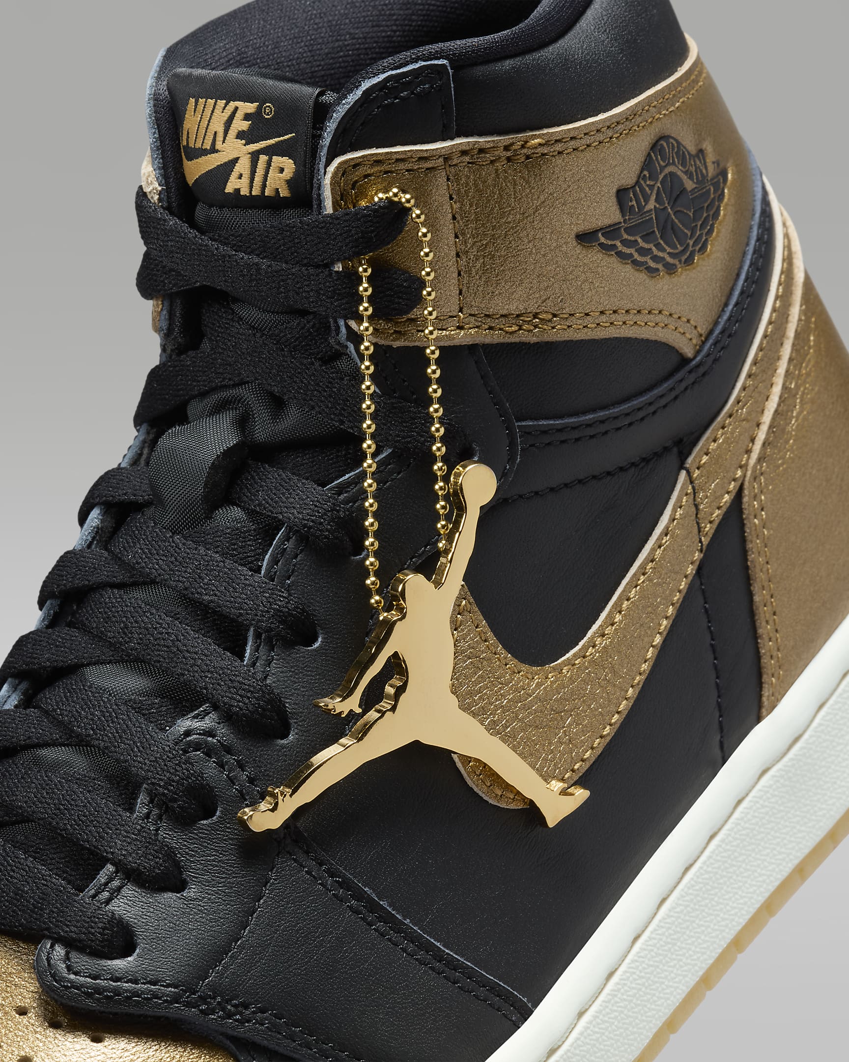 Tenis para hombre Air Jordan 1 Retro High OG "Black and Gold" - Negro/Vela/Oro metalizado