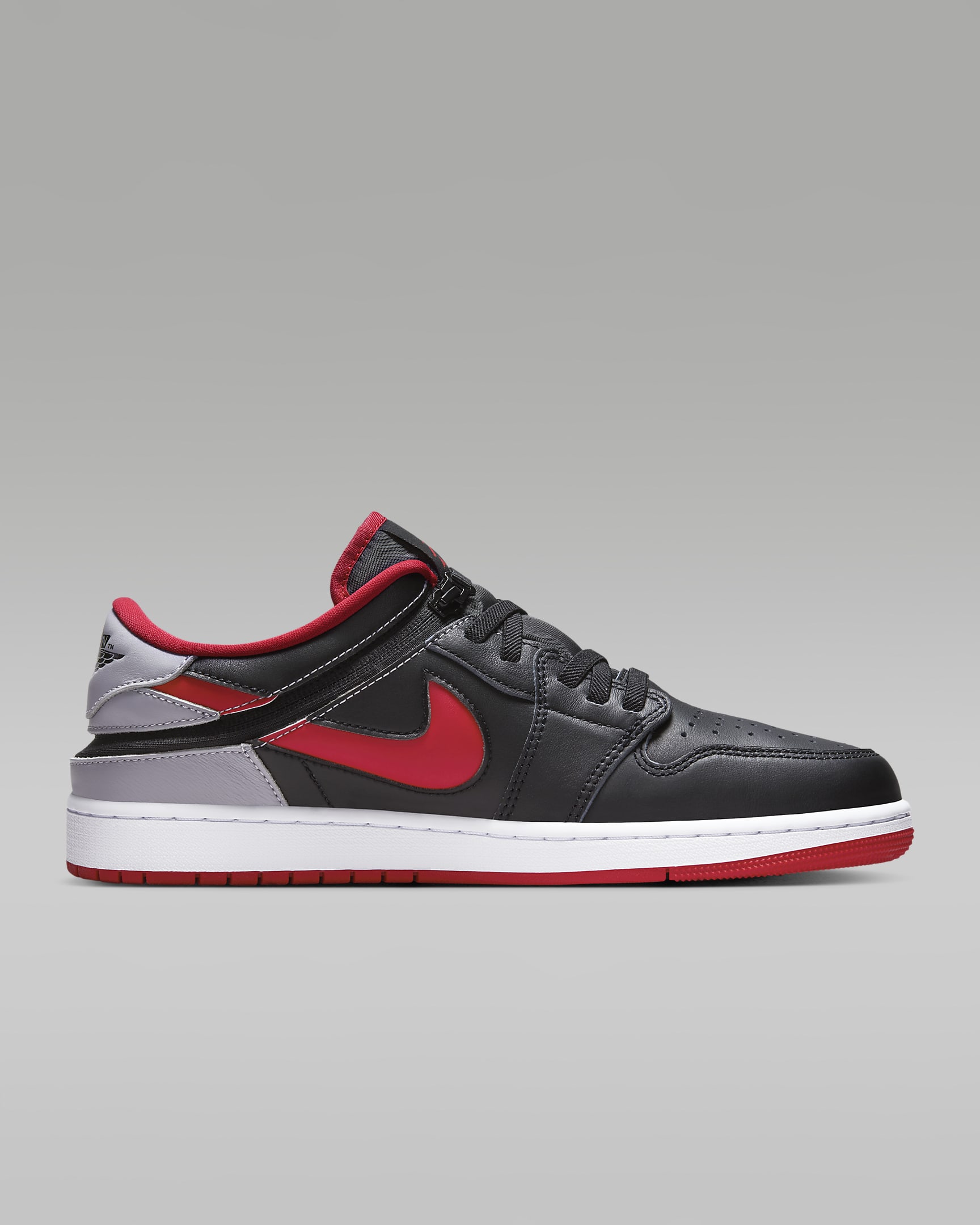 Air Jordan 1 Low FlyEase Herrenschuh für einfaches An- und Ausziehen - Schwarz/Cement Grey/Weiß/Fire Red