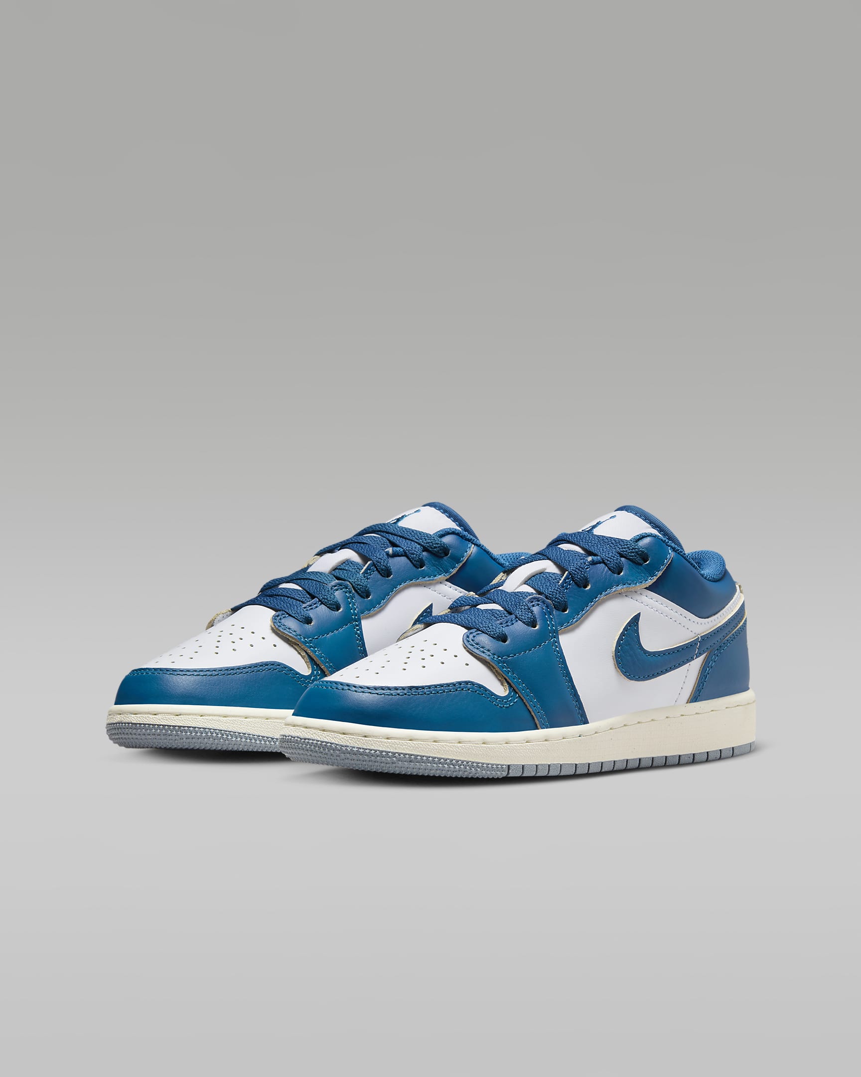 Bota Air Jordan 1 Low SE pro větší děti - Bílá/Blue Grey/Sail/Industrial Blue