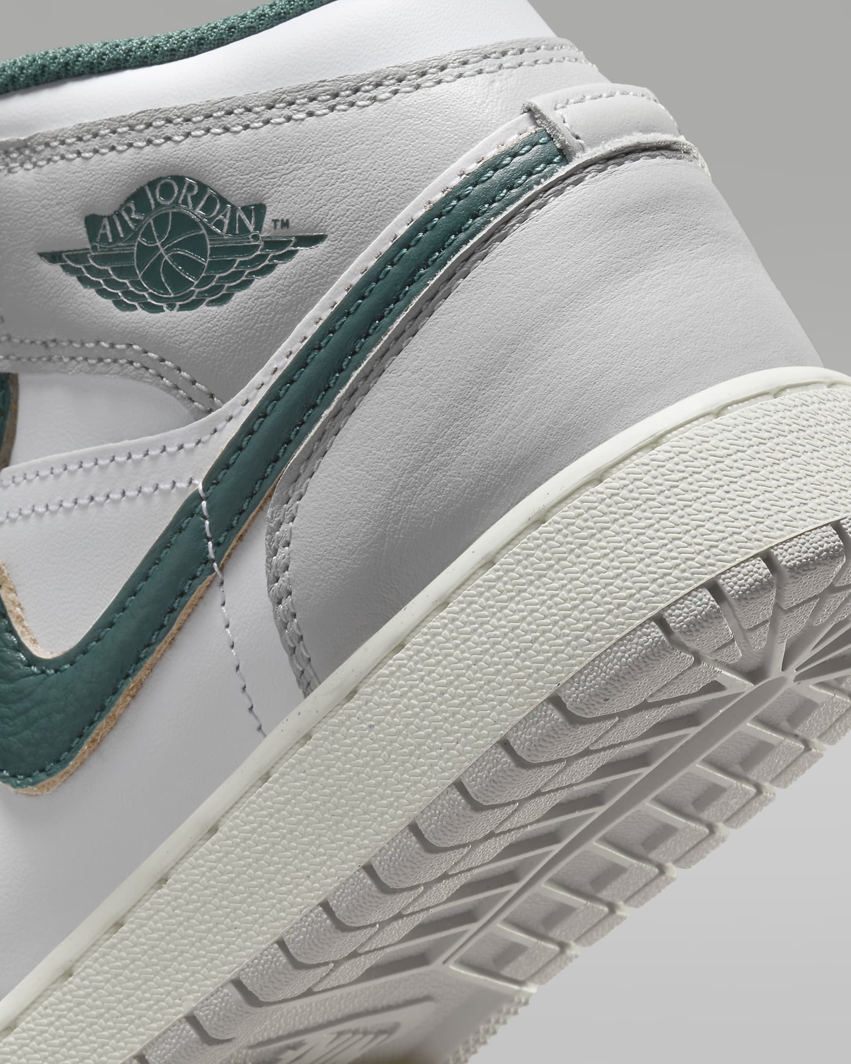 Air Jordan 1 Mid SE Genç Çocuk Ayakkabısı - Beyaz/Sail/Neutral Grey/Oxidized Green