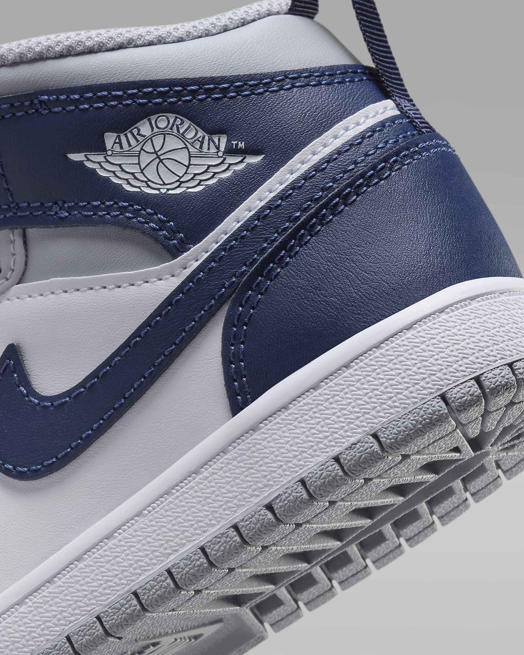 Chaussure Jordan 1 Mid pour jeune enfant - Blanc/Wolf Grey/Midnight Navy