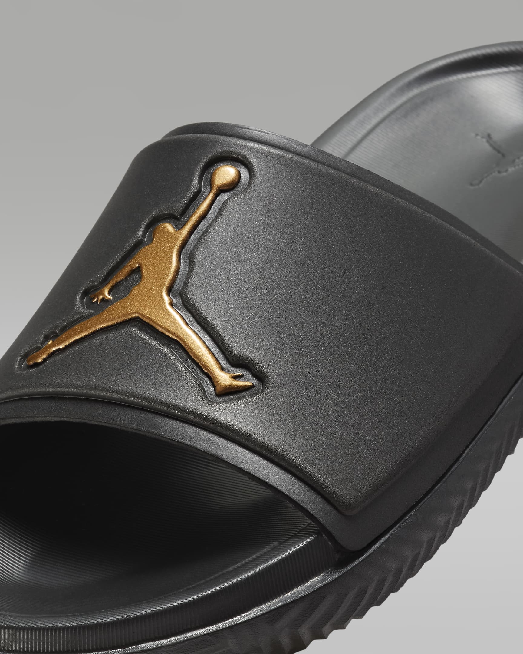 Pantofle Jordan Jumpman pro větší děti - Černá/Metallic Gold