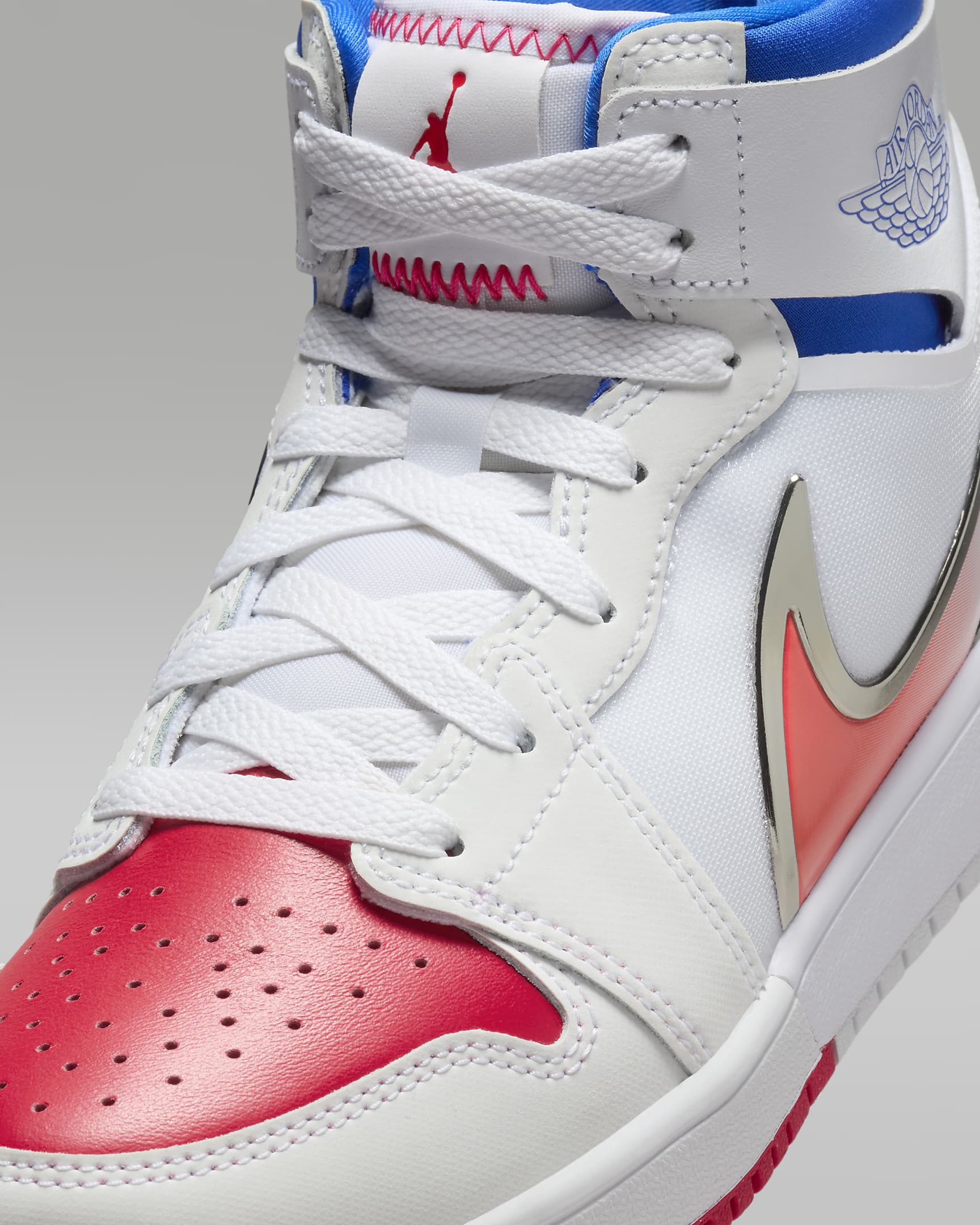 Sapatilhas Jordan 1 Mid RM EasyOn Júnior - Branco/Azul Racer/Vermelho Siren