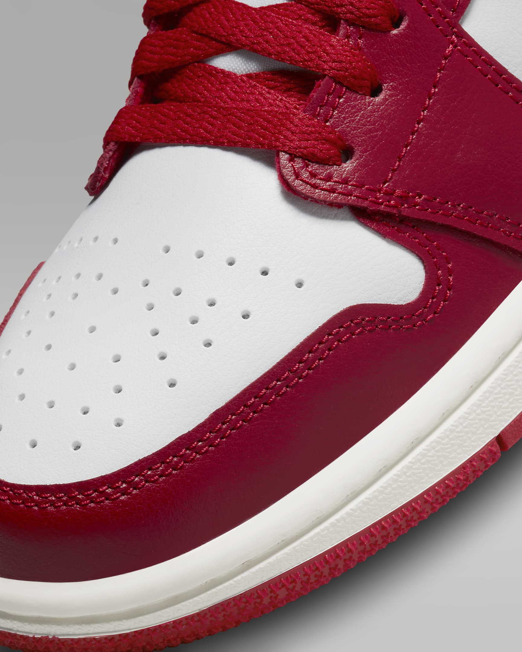 Dámská bota Air Jordan 1 Low - Bílá/Černá/Sail/Gym Red