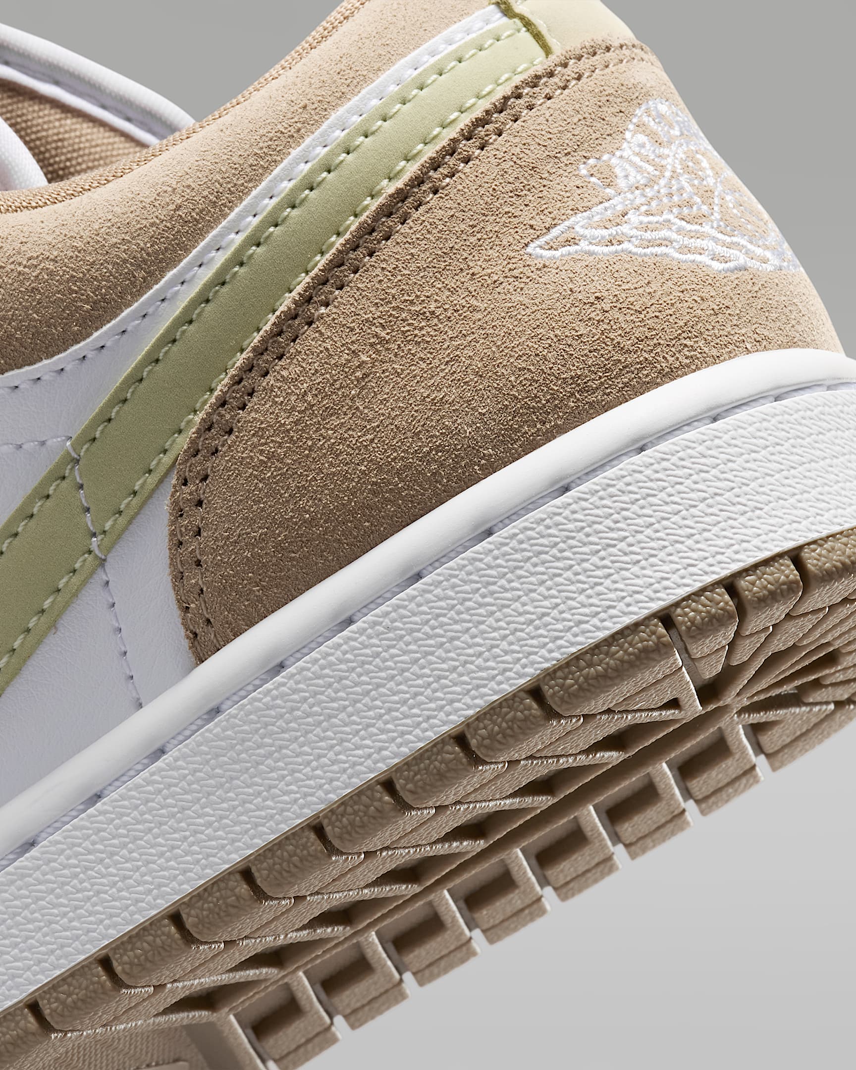 Sapatilhas Air Jordan 1 Low para mulher - Caqui/Olive Aura/Sail/Branco