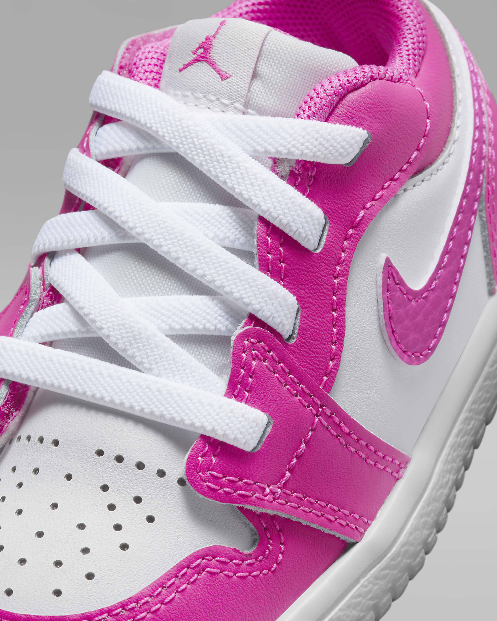 Skor Jordan 1 Low Alt för baby/små barn - Fire Pink/Vit/Iris Whisper