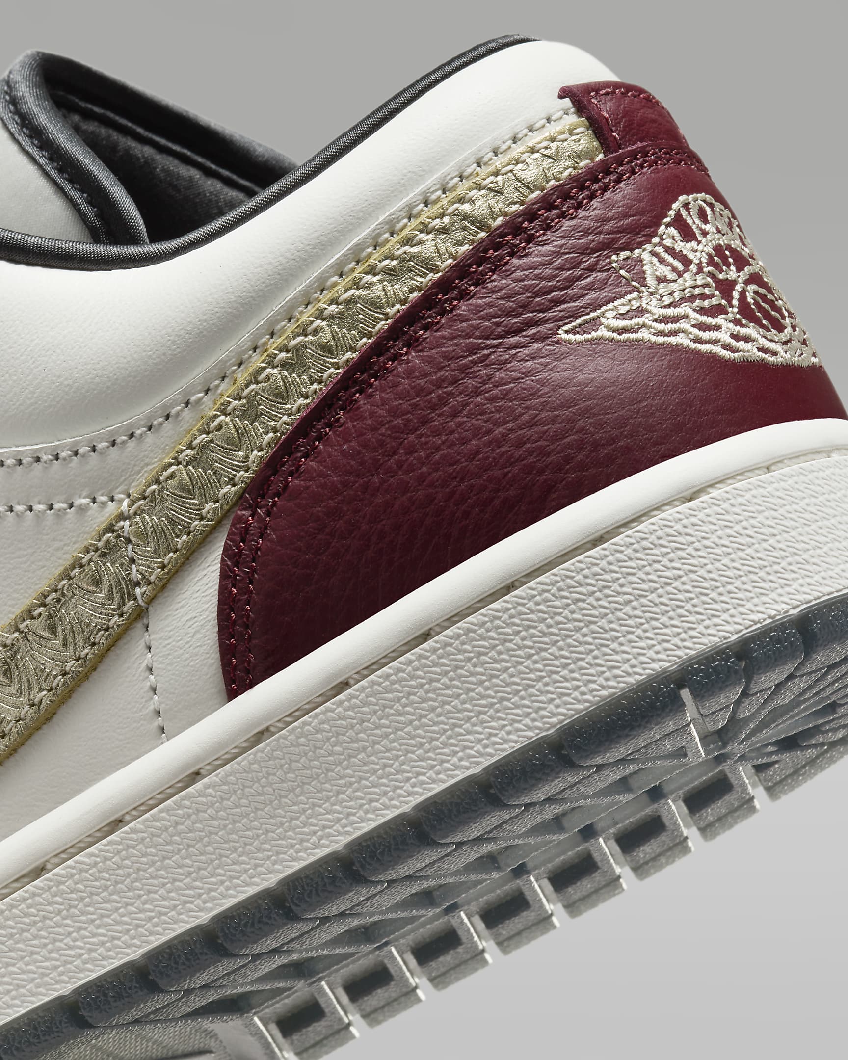 Air Jordan 1 Low SE Lunar New Year damesko - Sail/Dark Team Red/Dark Smoke Grey/Metallic Gold Grain