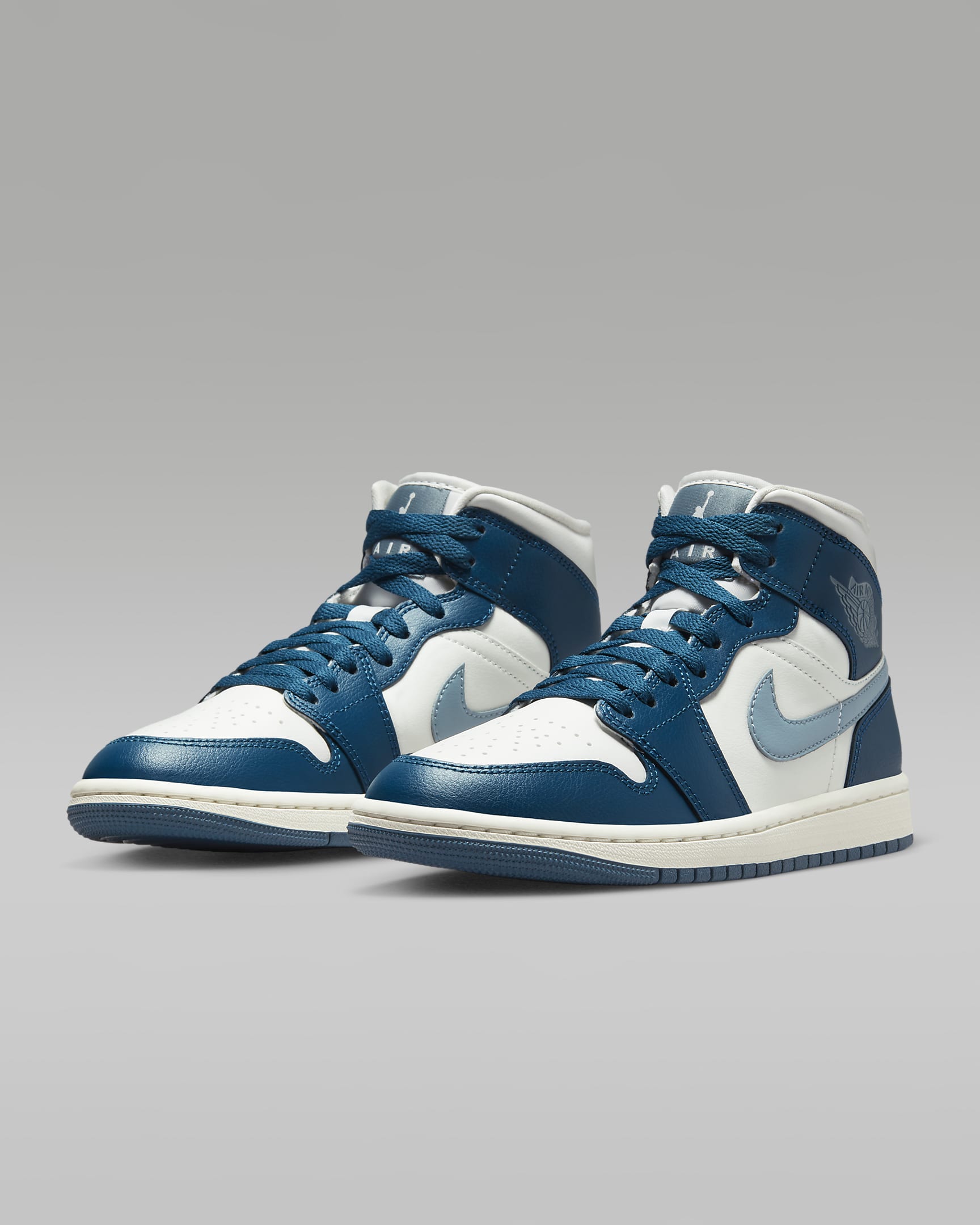 Air Jordan 1 Mid Women's Shoes. Nike BG