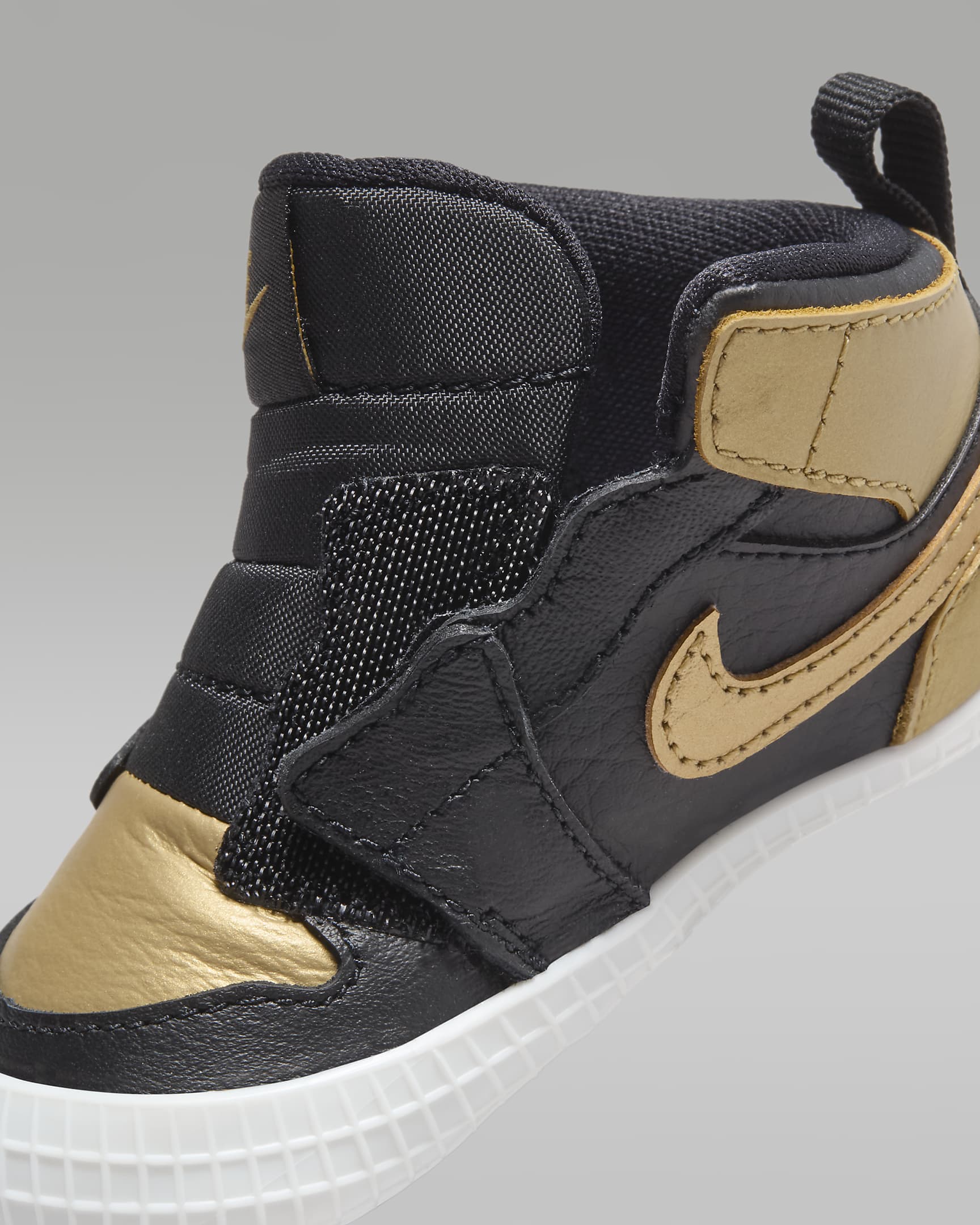 Kojenecká botička Jordan 1 - Černá/Sail/Metallic Gold