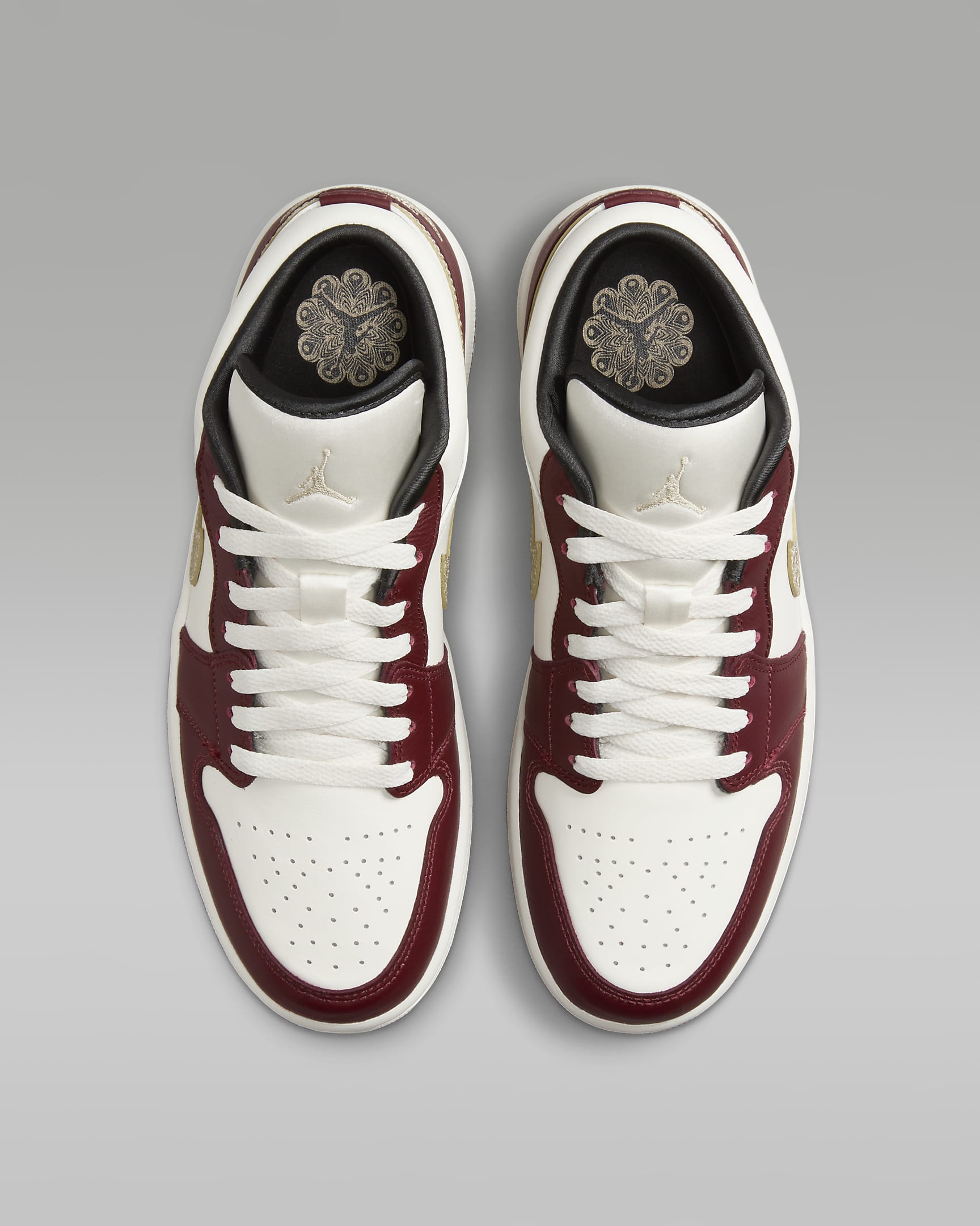 Air Jordan 1 Low SE Lunar New Year damesschoenen - Sail/Dark Team Red/Dark Smoke Grey/Metallic Gold Grain