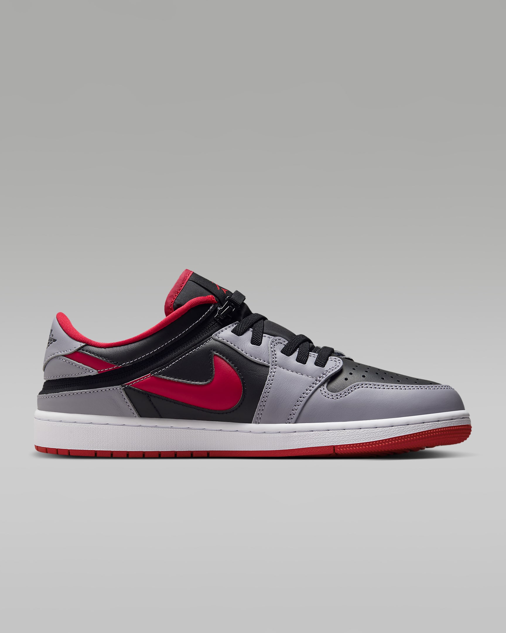 Chaussure facile à enfiler et à retirer Air Jordan 1 Low FlyEase pour Homme - Noir/Cement Grey/Blanc/Fire Red