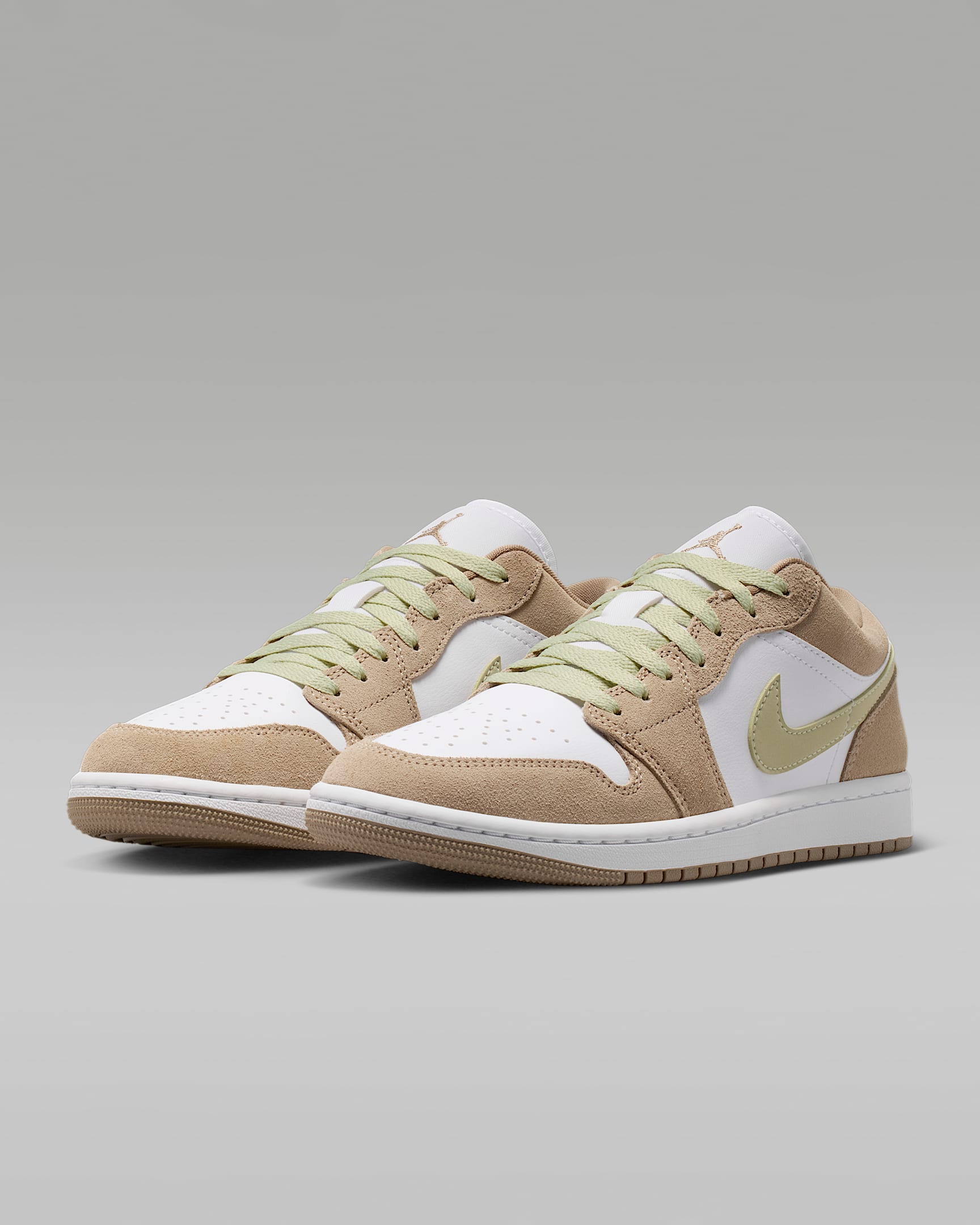Sapatilhas Air Jordan 1 Low para mulher - Caqui/Olive Aura/Sail/Branco