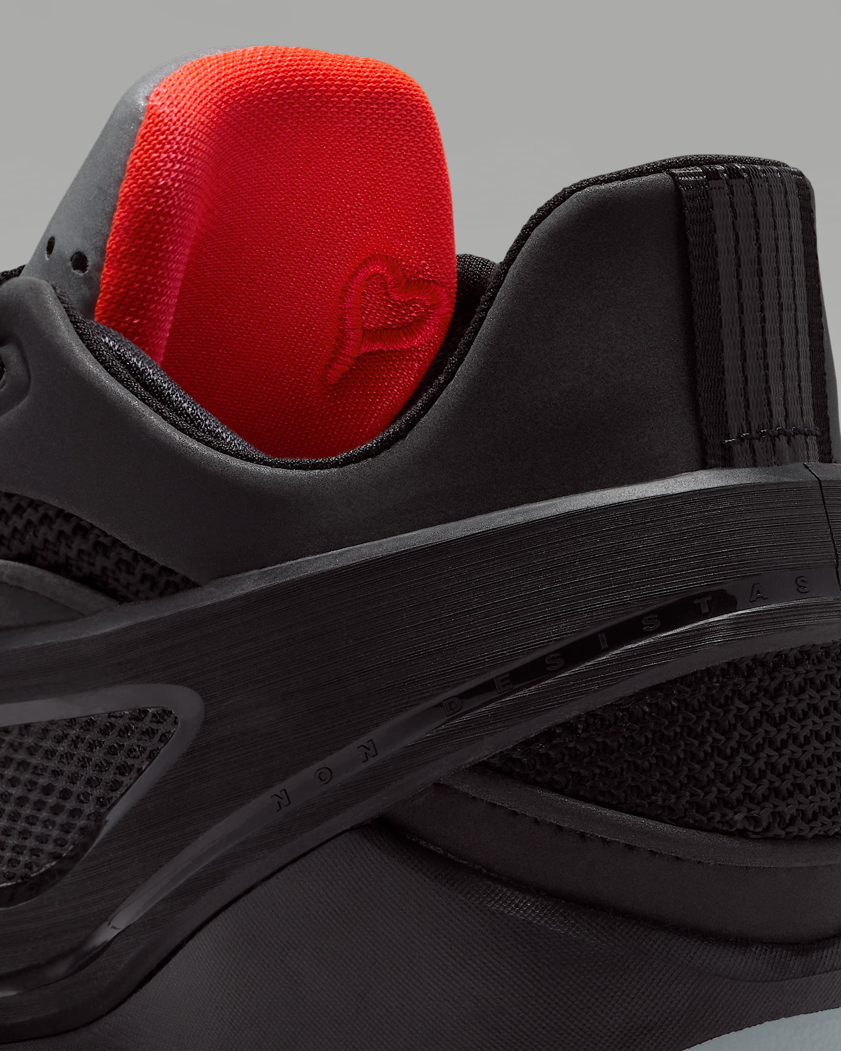 รองเท้าบาสเก็ตบอลเด็กโต Luka 5 "Black Metallic" - ดำ/Bright Crimson
