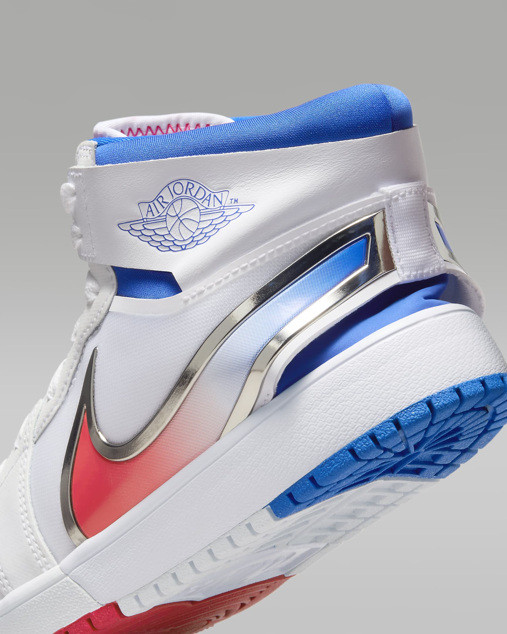 Sapatilhas Jordan 1 Mid RM EasyOn Júnior - Branco/Azul Racer/Vermelho Siren