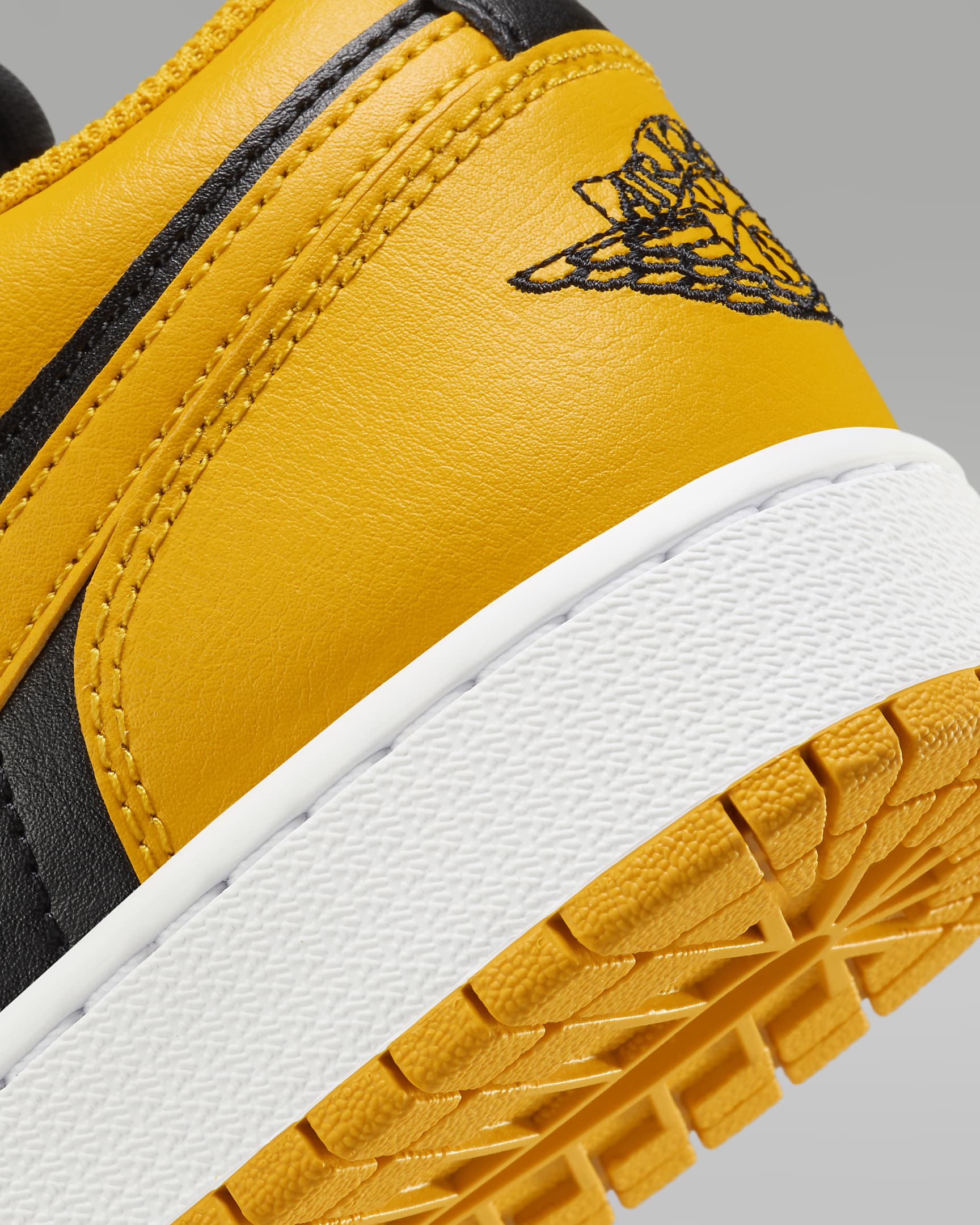 รองเท้าเด็กโต Air Jordan 1 Low - ดำ/ขาว/Yellow Ochre