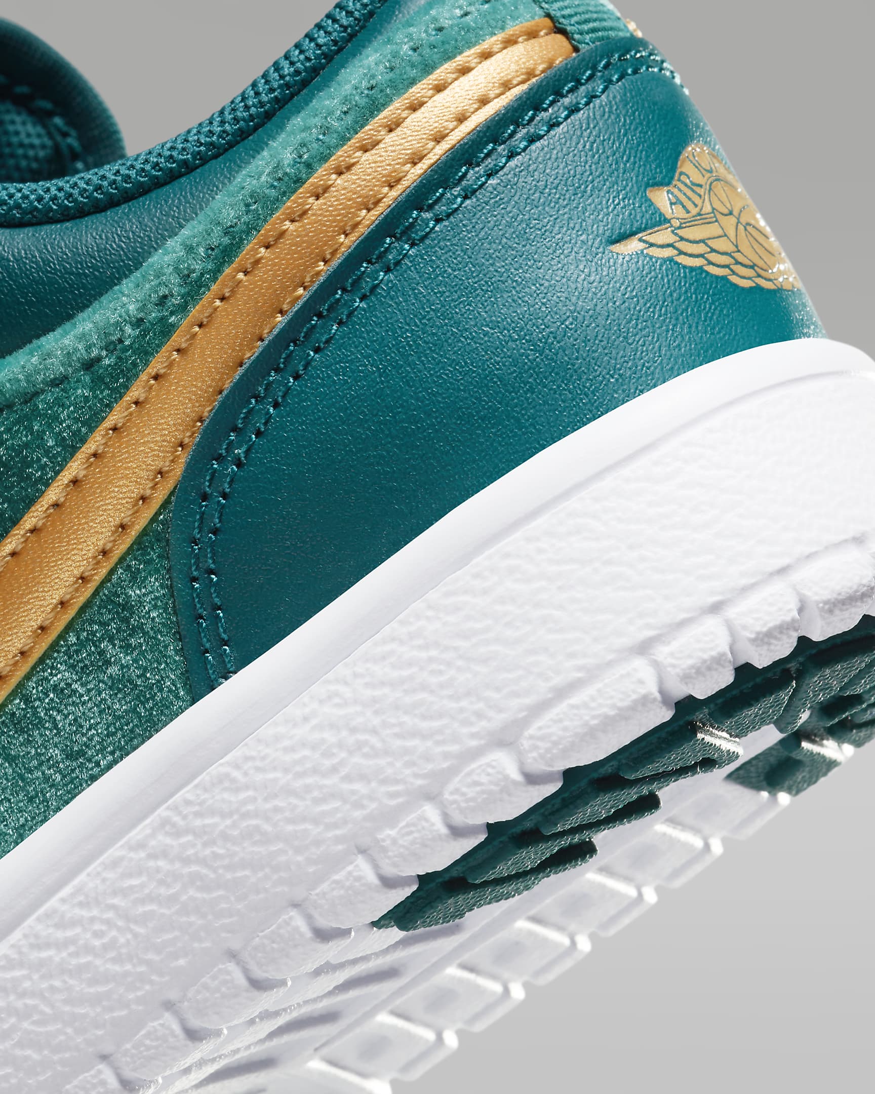 Jordan 1 Low Alt SE Younger Kids' Shoes - Geode Teal/Metallic Gold