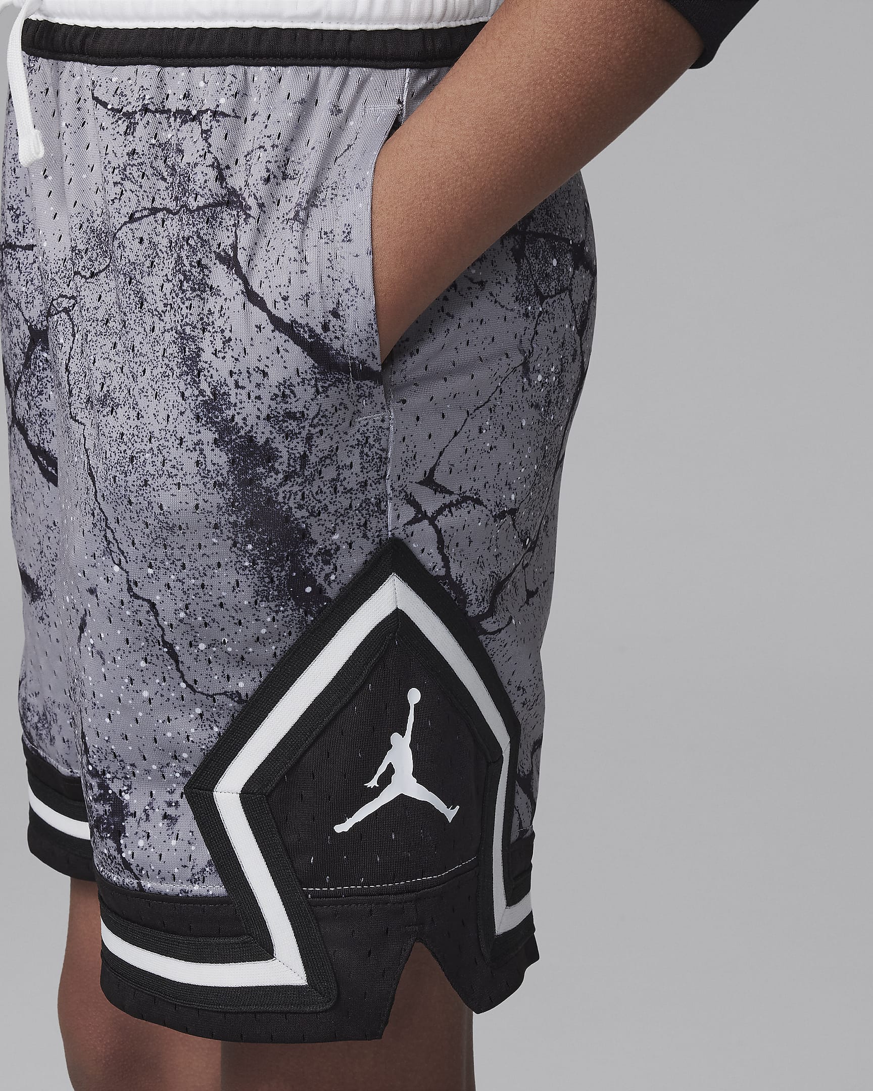 Jordan Dri-FIT Sportshorts mit MJ-Print und diamantförmigen Akzenten (ältere Kinder) - Cement Grey