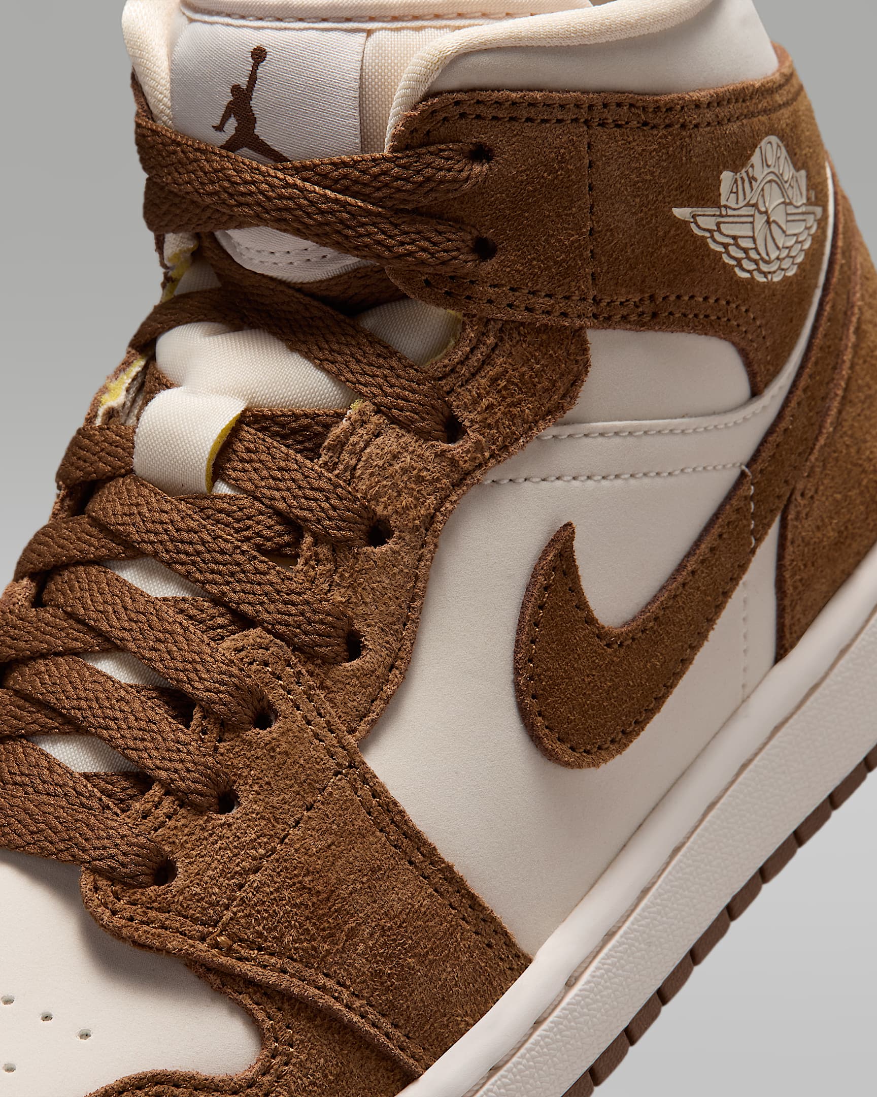 Air Jordan 1 Mid Women's Shoes - Light British Tan/Chalk