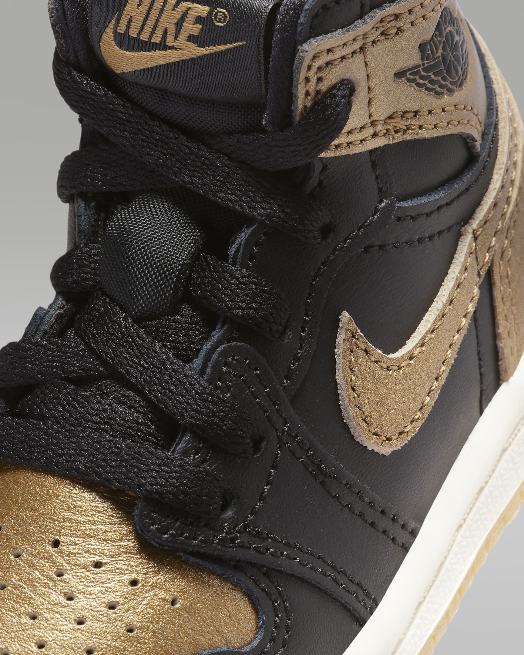 Tenis para bebé e infantil Jordan 1 Retro High OG "Black and Gold" - Negro/Vela/Oro metalizado