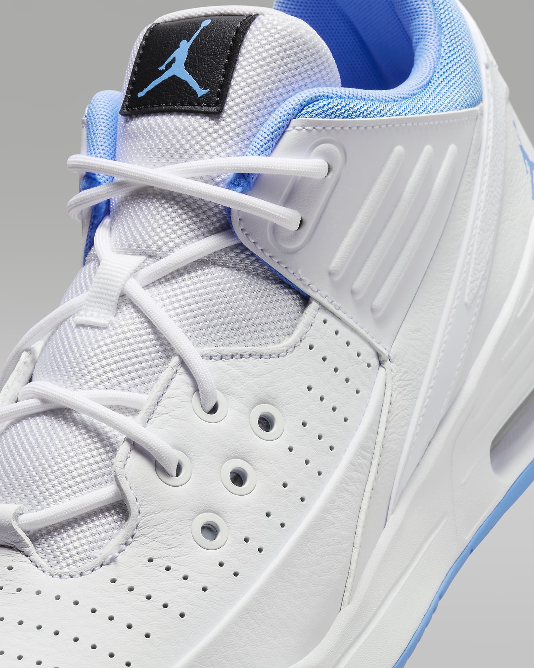 Jordan Max Aura 5 férficipő - Fehér/Fekete/University Blue