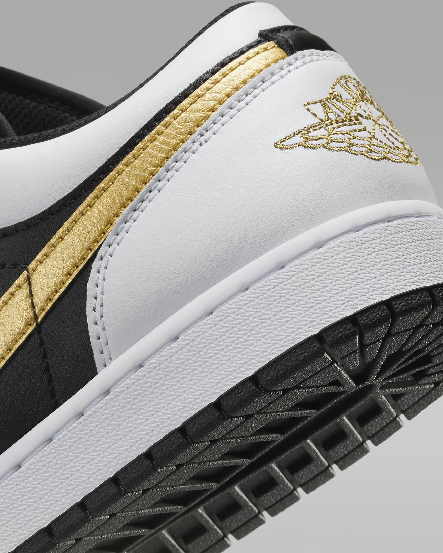 รองเท้าผู้ชาย Air Jordan 1 Low - ขาว/ดำ/Metallic Gold