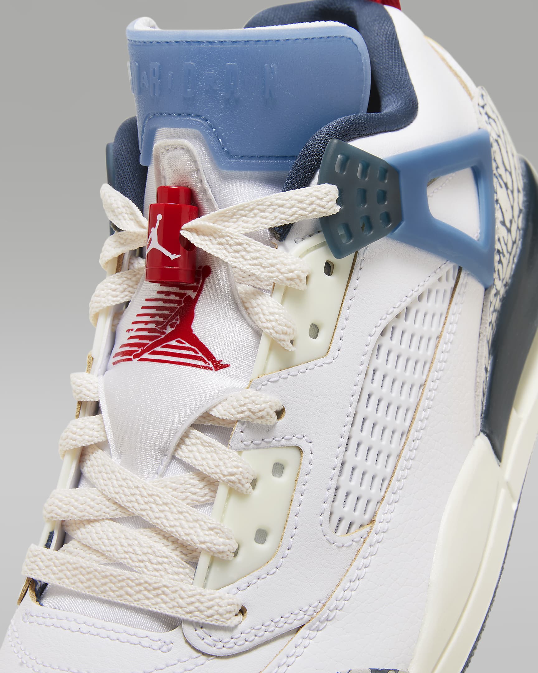 Tenis para hombre Jordan Spizike Low - Blanco/Azul marino militar/Tormenta del Egeo/Rojo gimnasio