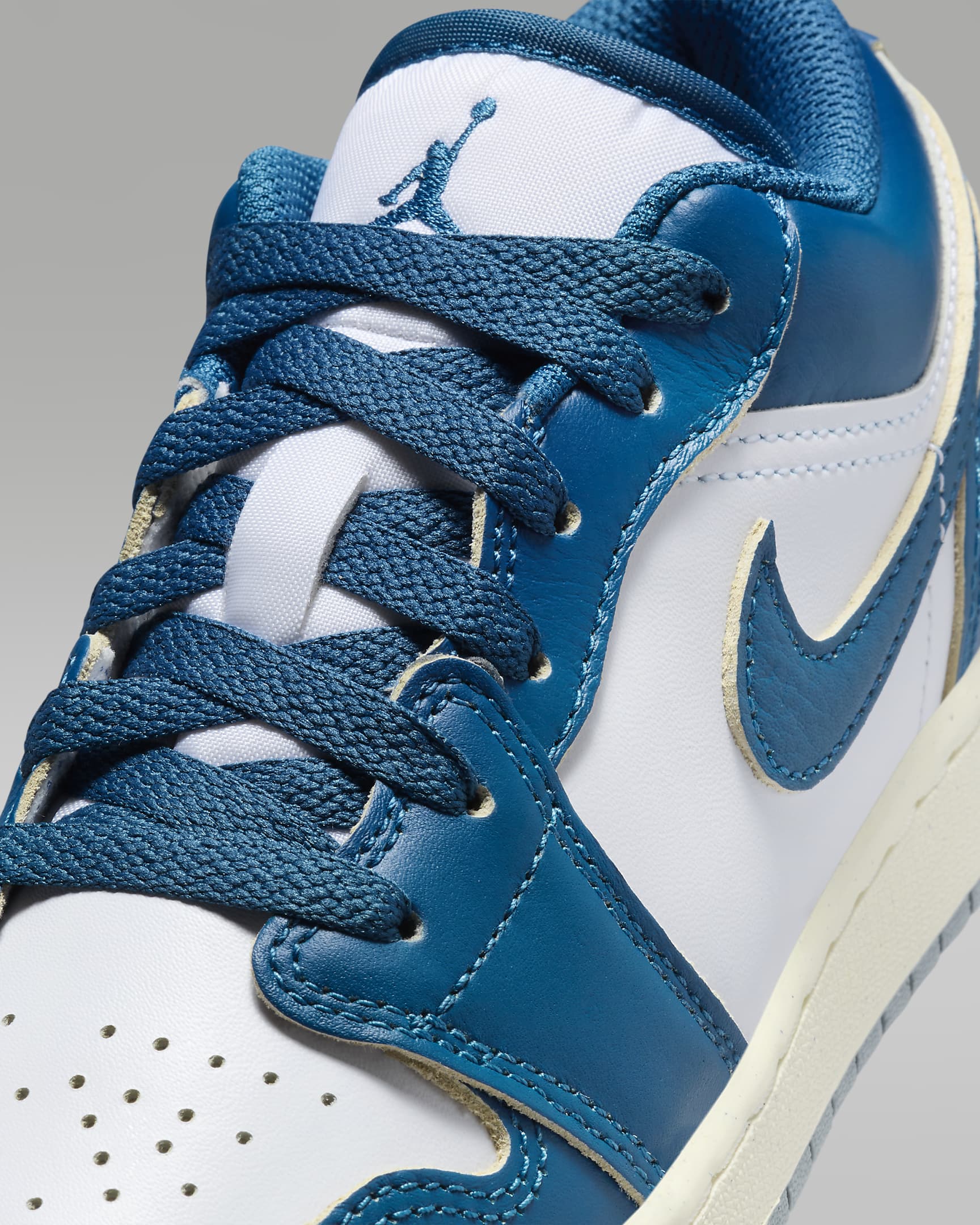 Bota Air Jordan 1 Low SE pro větší děti - Bílá/Blue Grey/Sail/Industrial Blue