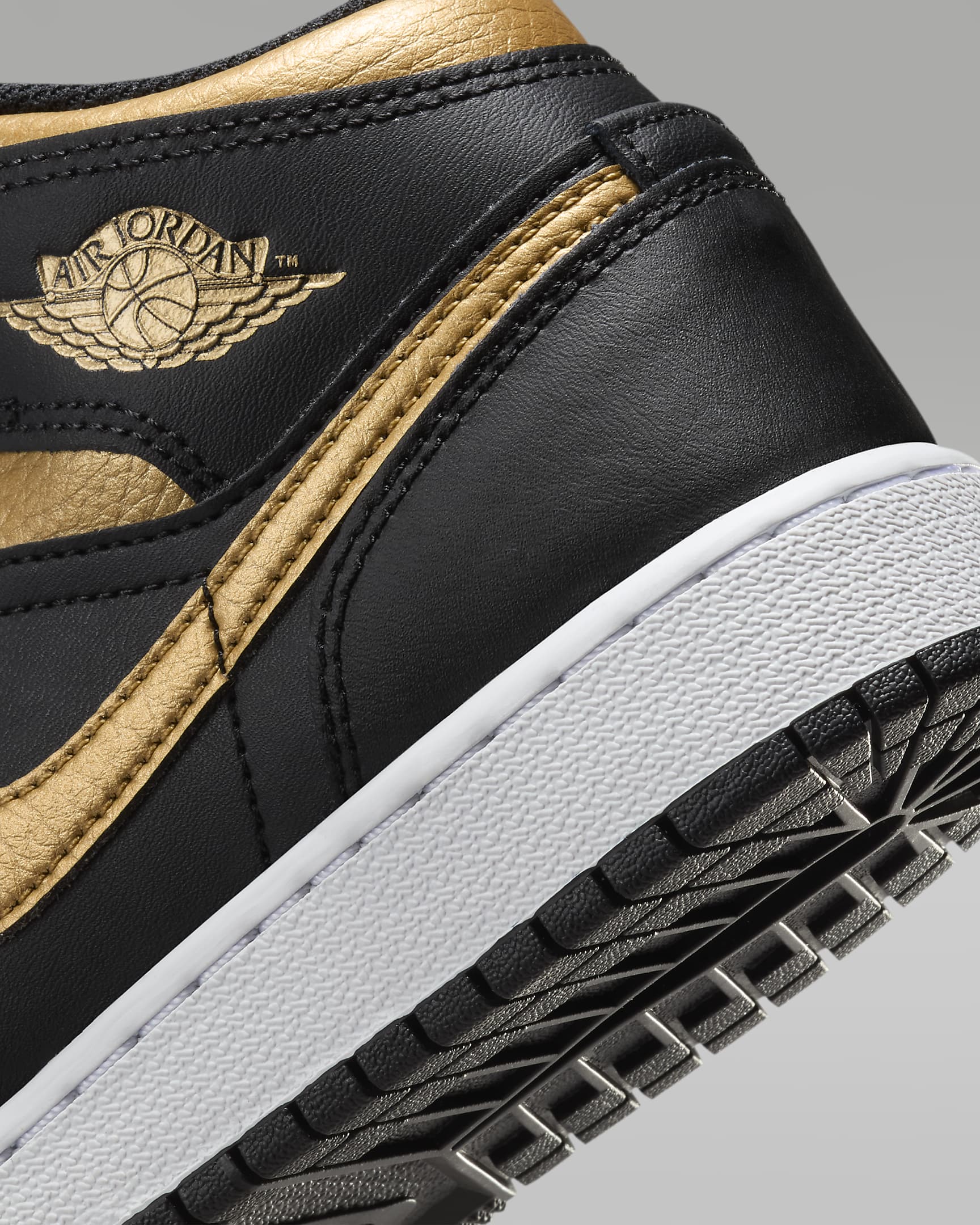 Air Jordan 1 Mid-sko til større børn - sort/hvid/Metallic Gold