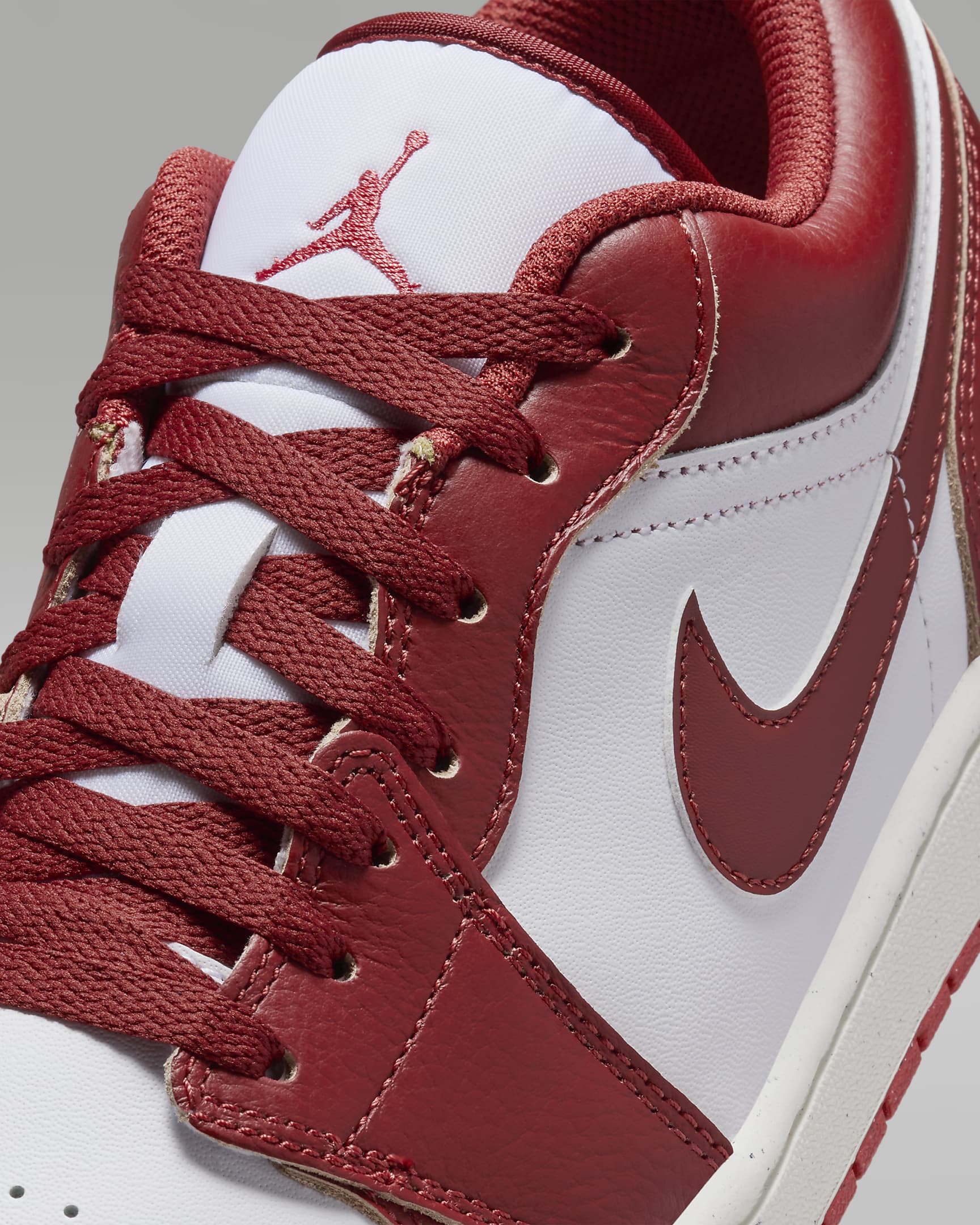 Sapatilhas Air Jordan 1 Low SE para homem - Branco/Lobster/Sail/Vermelho Dune