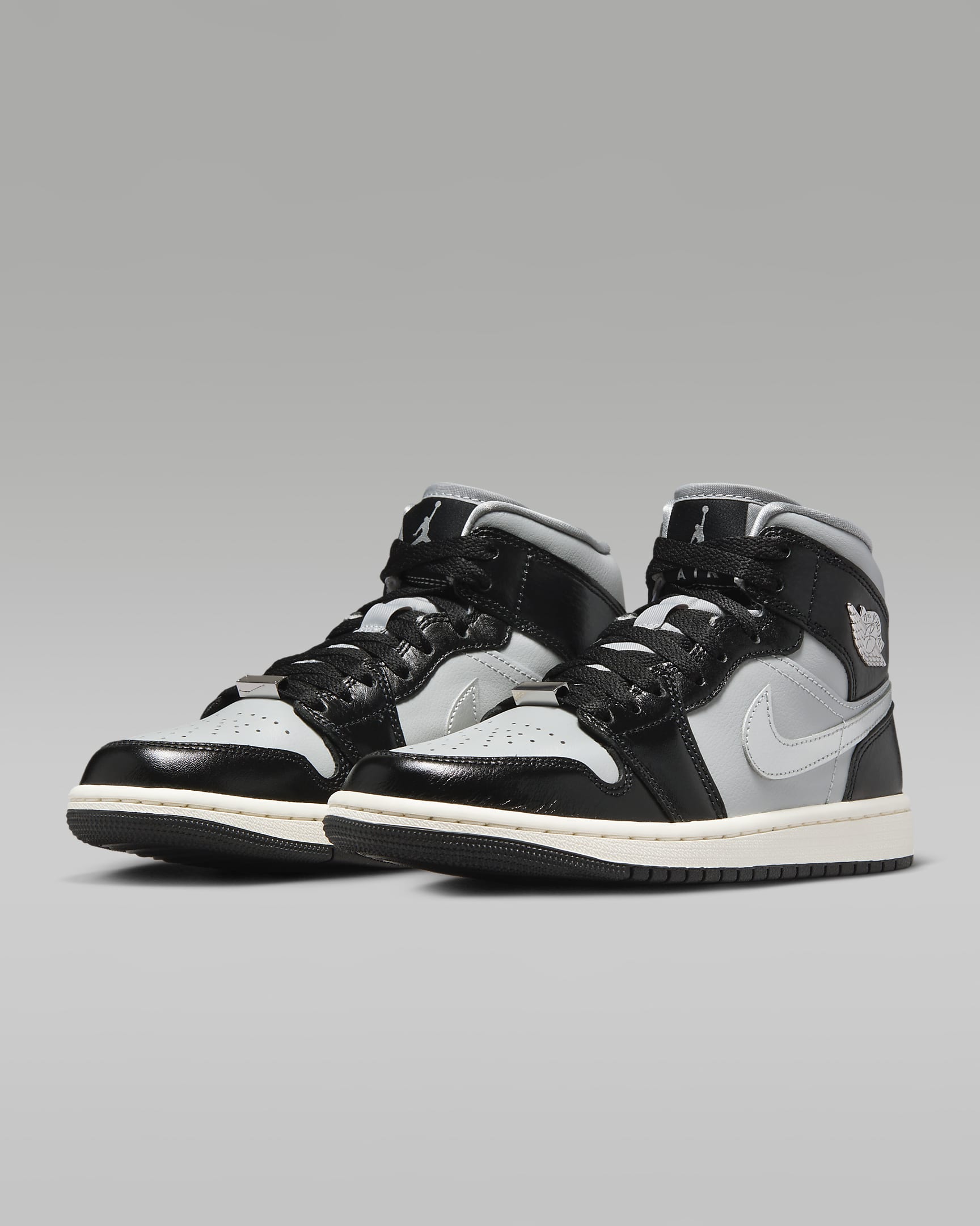 Tenis para mujer Air Jordan 1 Mid SE - Negro/Gris humo claro/Vela/Plata metalizado