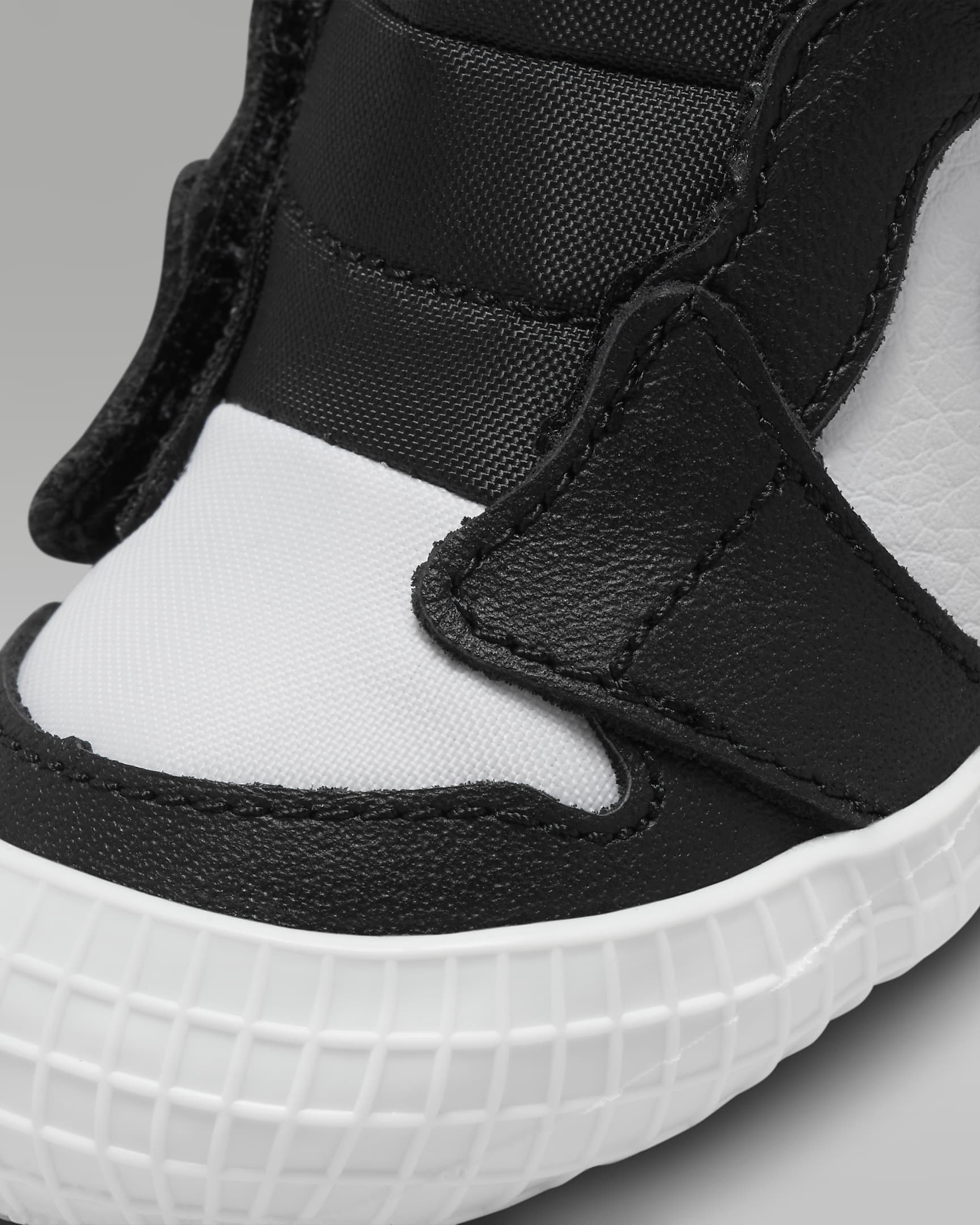Jordan 1 Crib Bootie für Babys. Nike AT