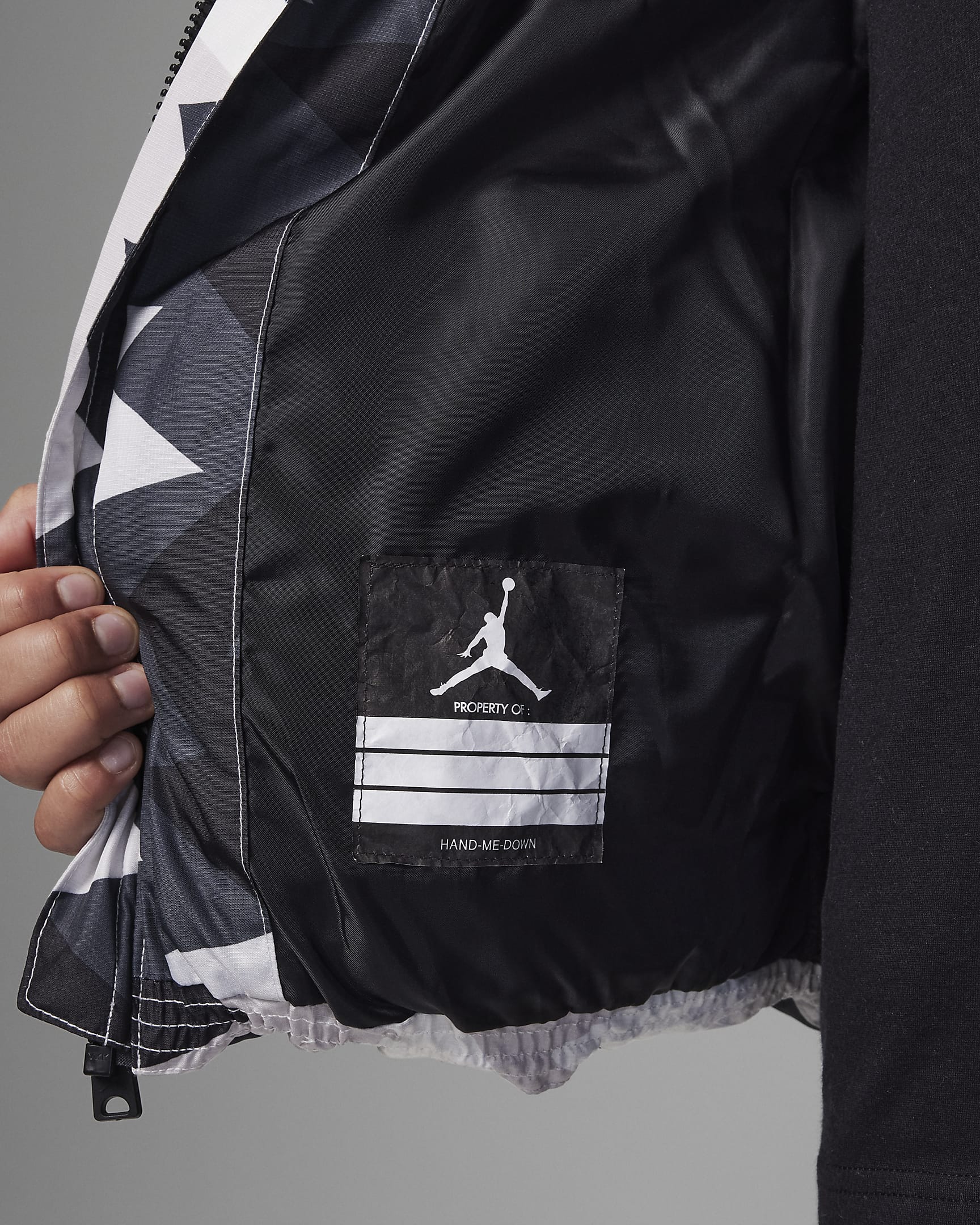 Jordan Printed Essential Puffer Older Kids' Jacket. Nike BE