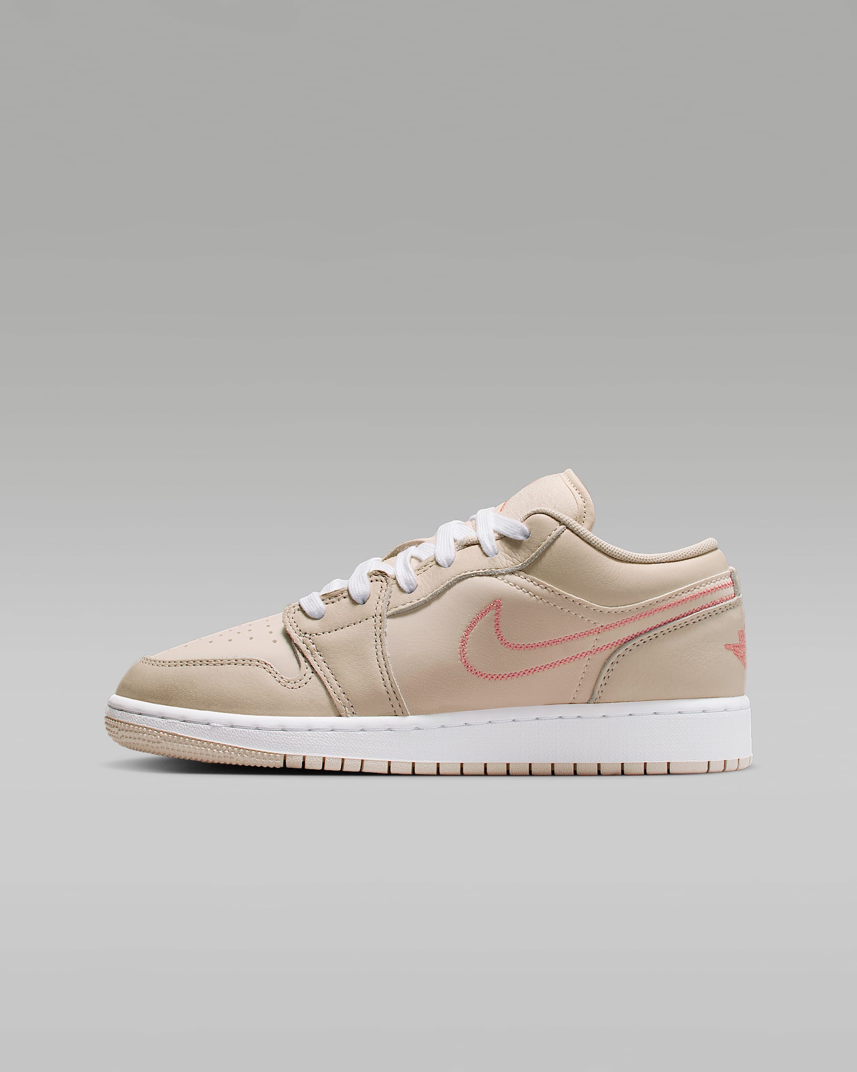 Air Jordan 1 Low SE Schuh (ältere Kinder) - Light Orewood Brown/Weiß/Light Madder Root