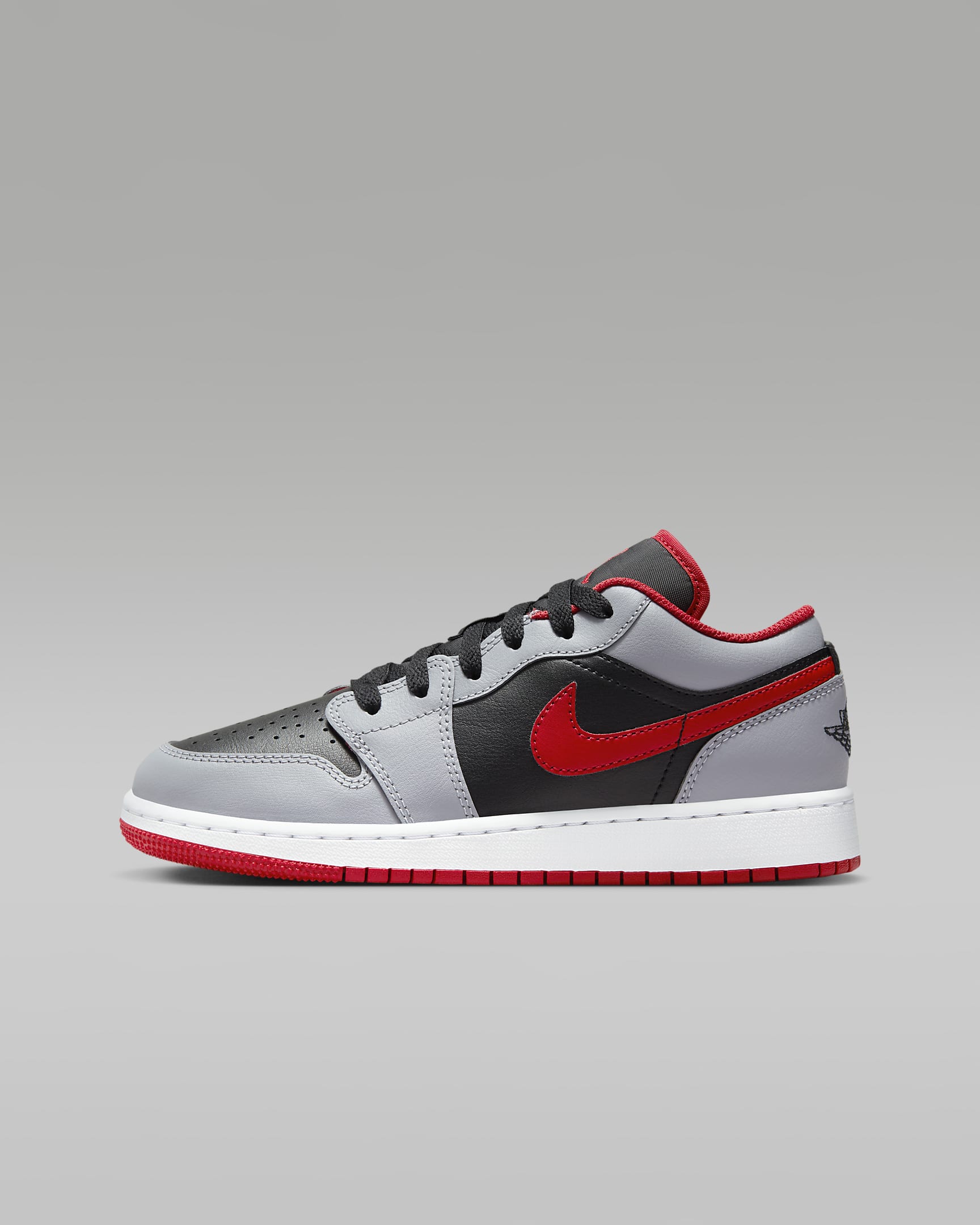 Sapatilhas Air Jordan 1 Low Júnior - Preto/Cinzento Cement/Branco/Vermelho Fire