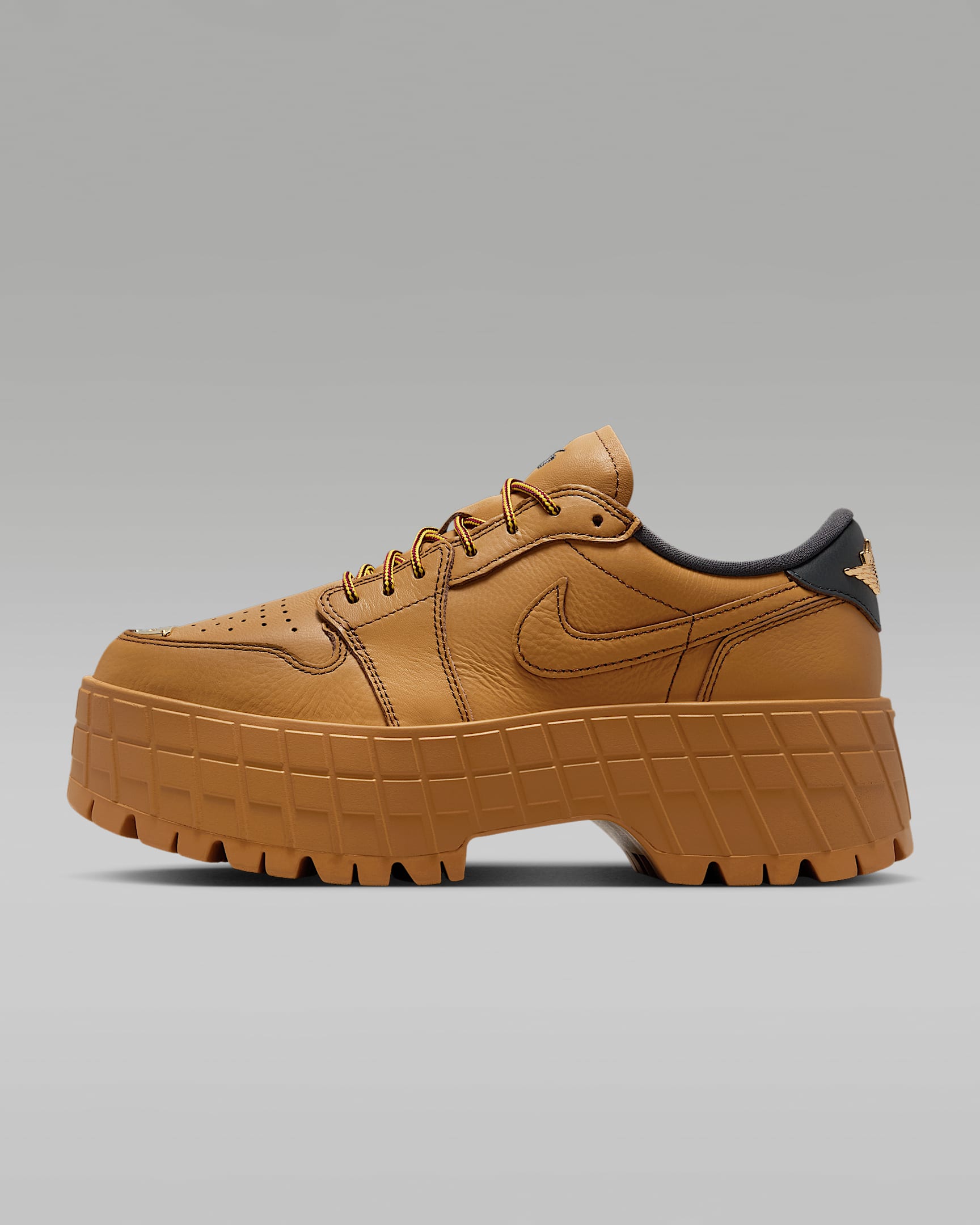 Chaussure Air Jordan 1 Brooklyn Low pour femme - Wheat/Team Red/Metallic Gold/Anthracite