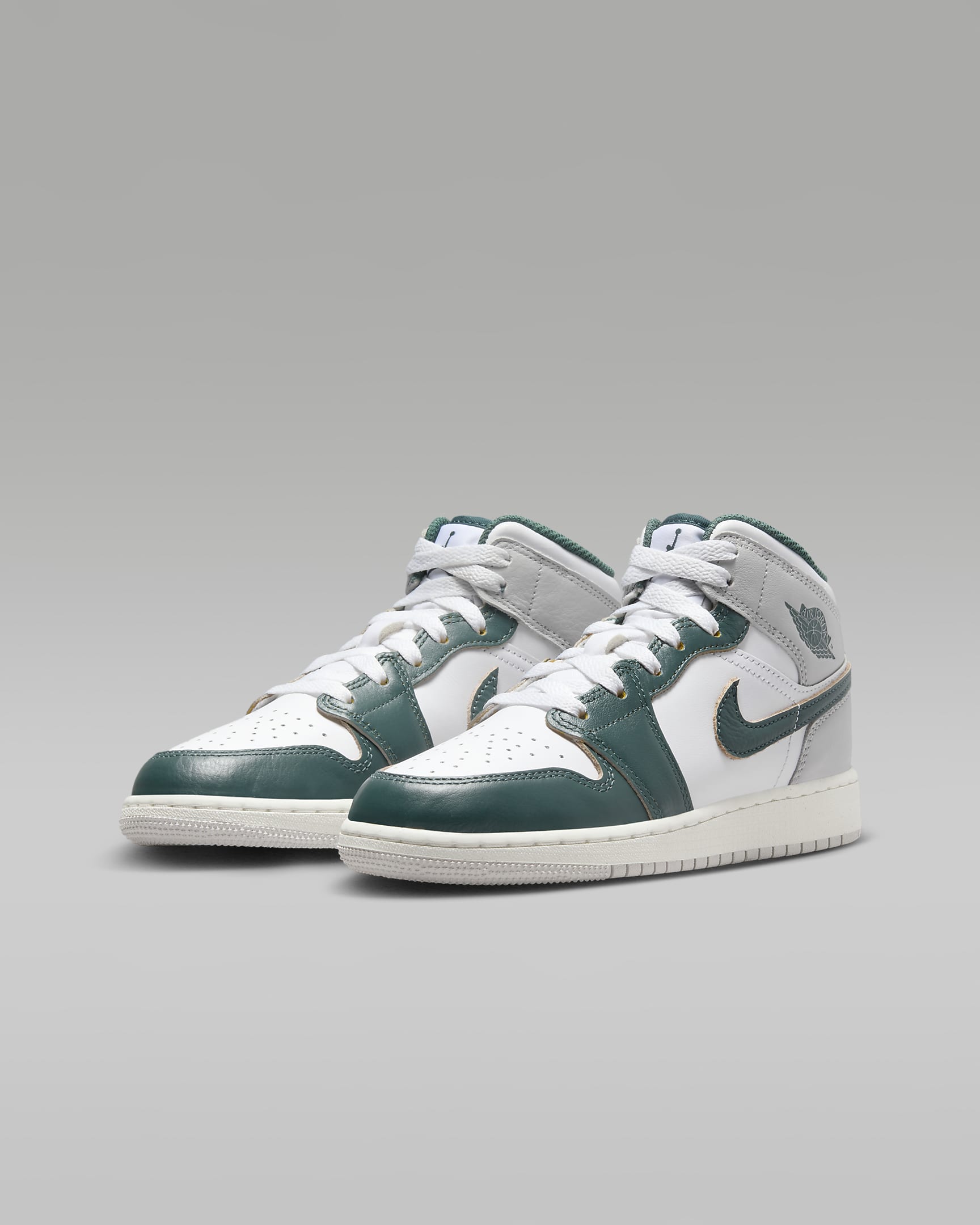 Air Jordan 1 Mid SE Genç Çocuk Ayakkabısı - Beyaz/Sail/Neutral Grey/Oxidized Green