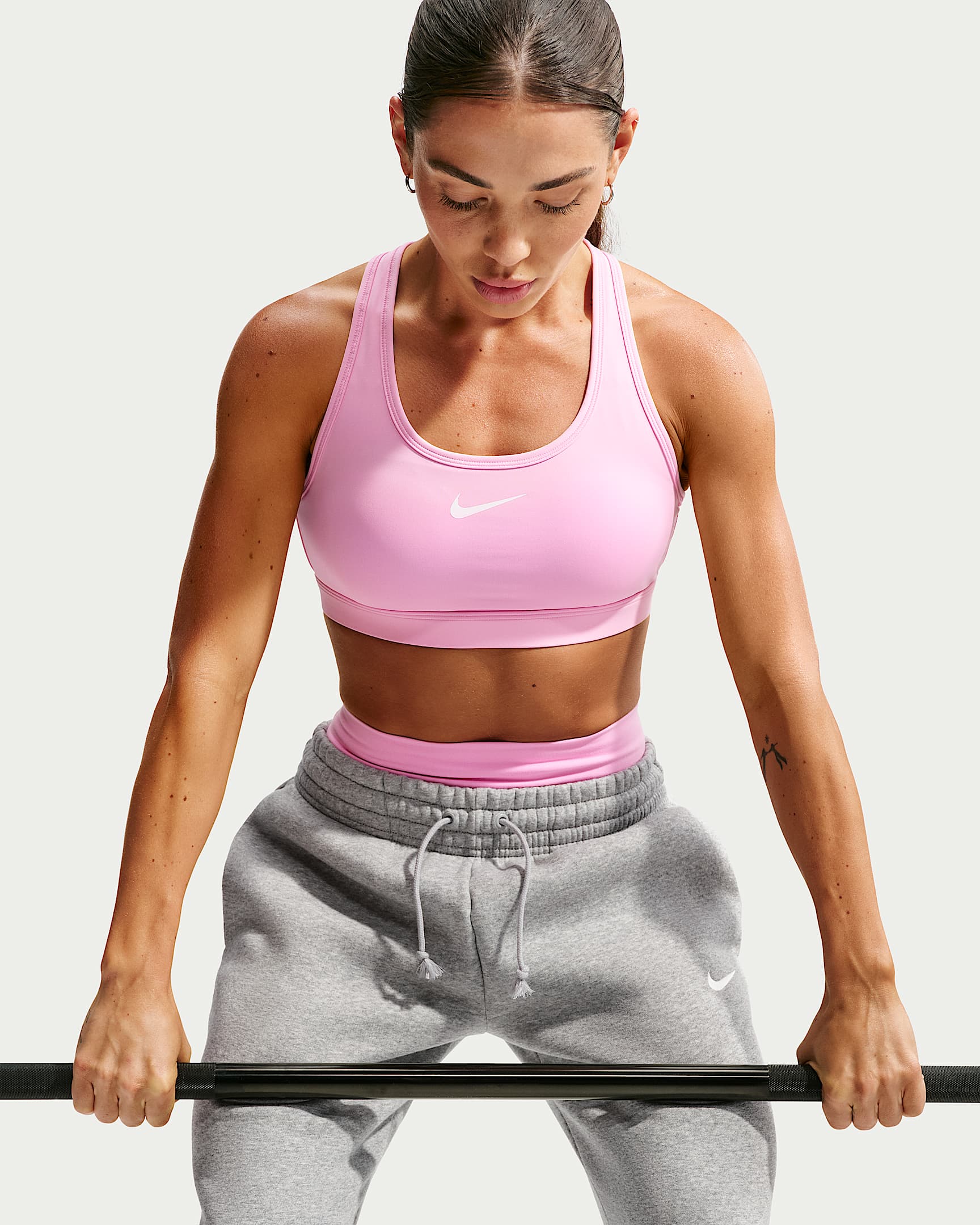 Dámská sportovní podprsenka s vycpávkami Nike Swoosh se střední oporou - Pink Rise/Bílá