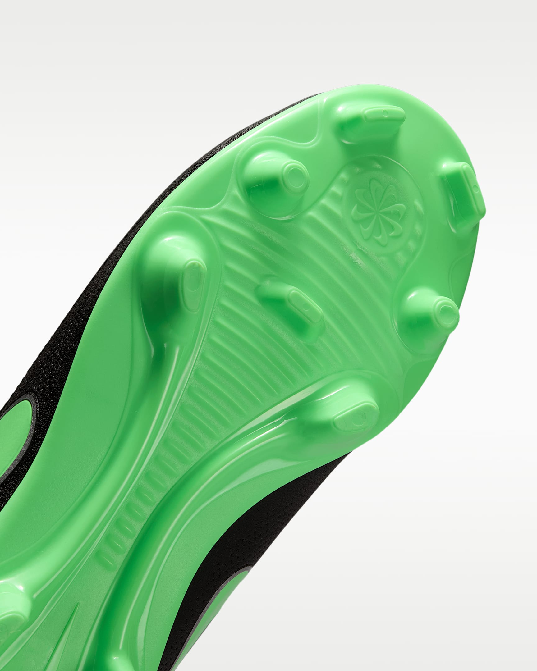 Nike Jr. Tiempo Maestro Club lav fotballsko til flere underlag til store barn - Svart/Svart/Illusion Green
