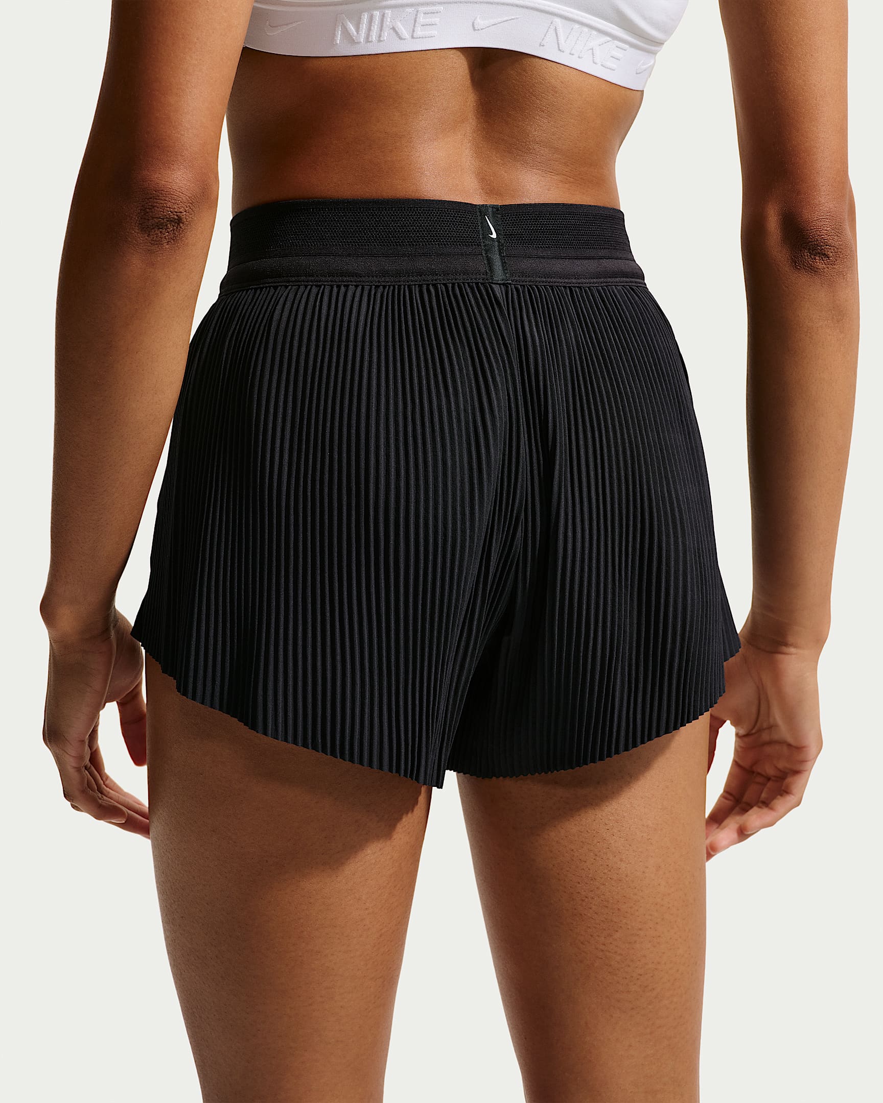 Nike AeroSwift Dri-FIT ADV Laufshorts mit mittelhohem Bund und Innenslip (Damen, ca. 7,5 cm) - Schwarz/Weiß