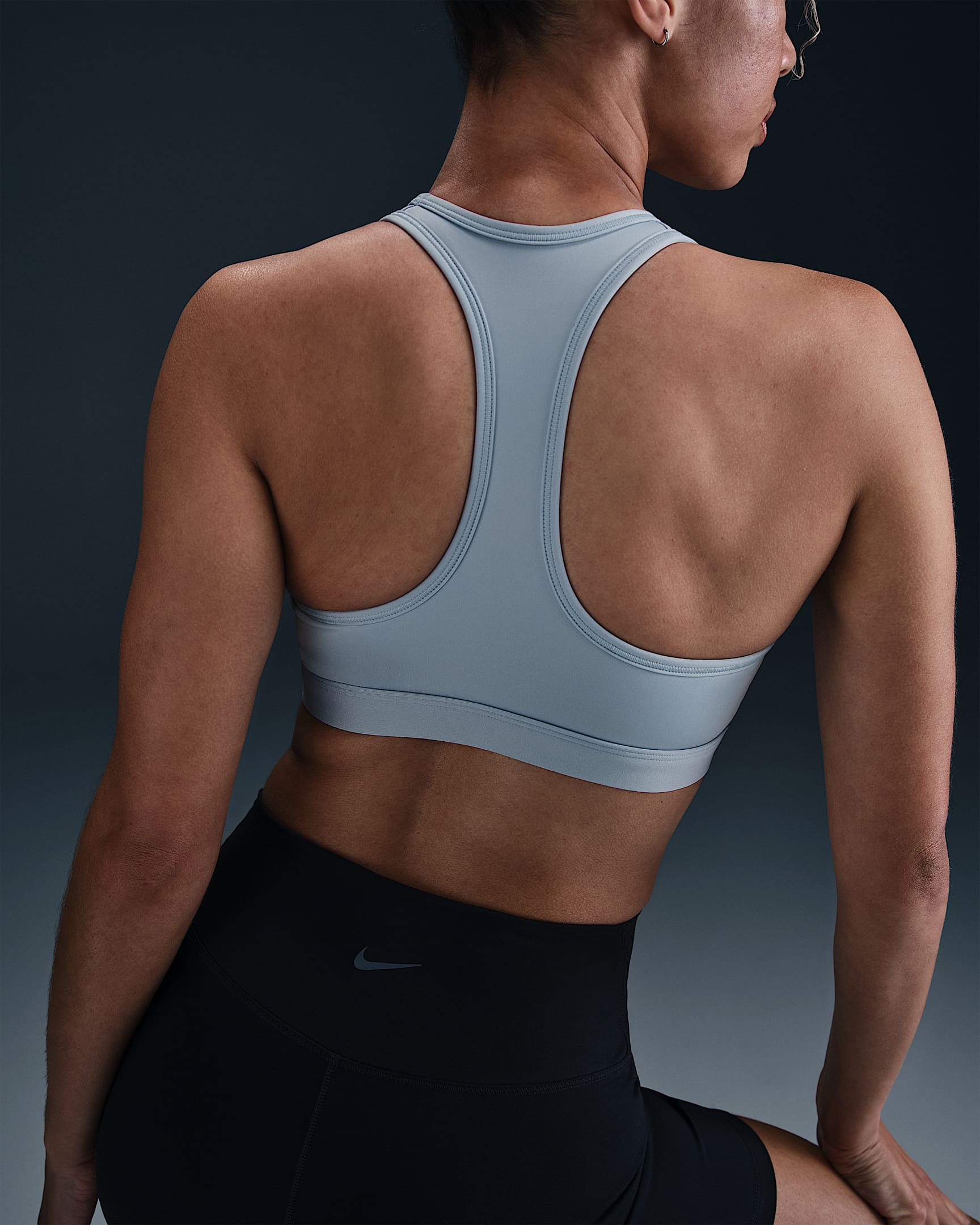 Bra deportivo con almohadilla de media sujeción para mujer Nike Swoosh - Azul militar claro/Azul militar claro/Blanco