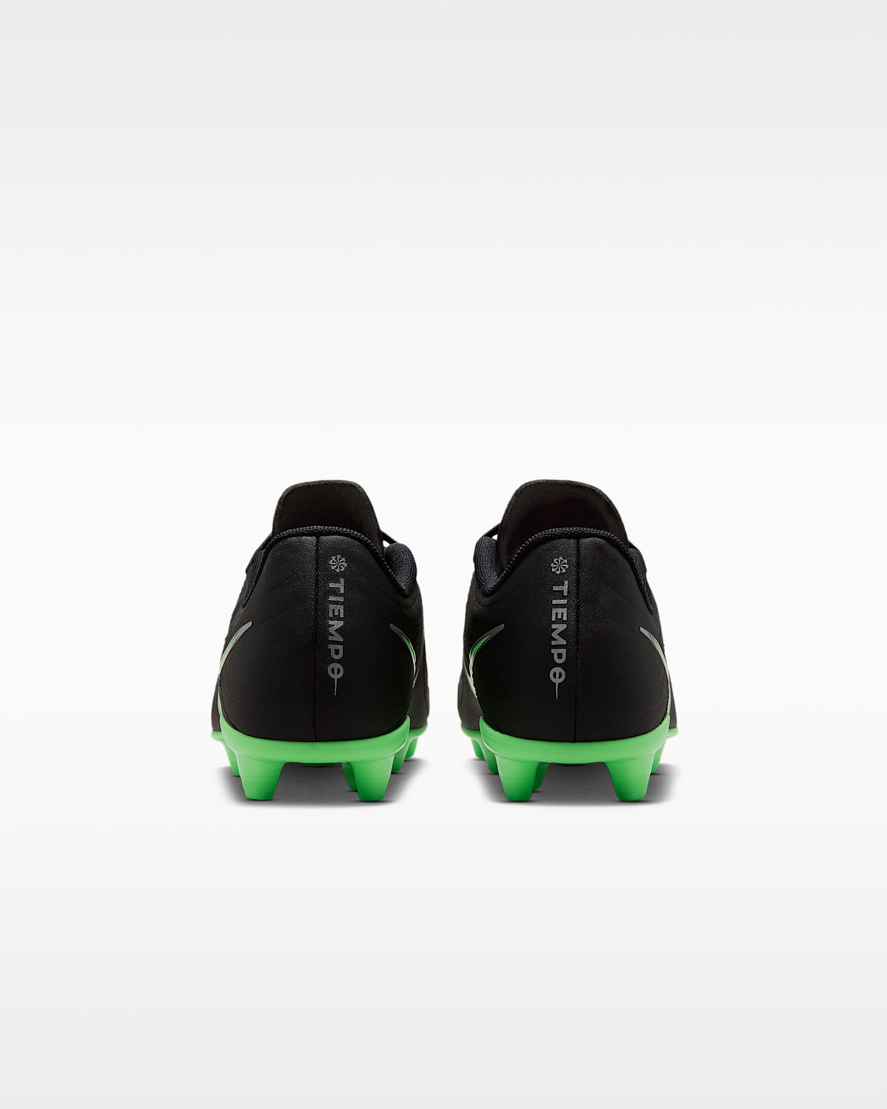 Nike Jr. Tiempo Maestro Club lav fotballsko til flere underlag til store barn - Svart/Svart/Illusion Green