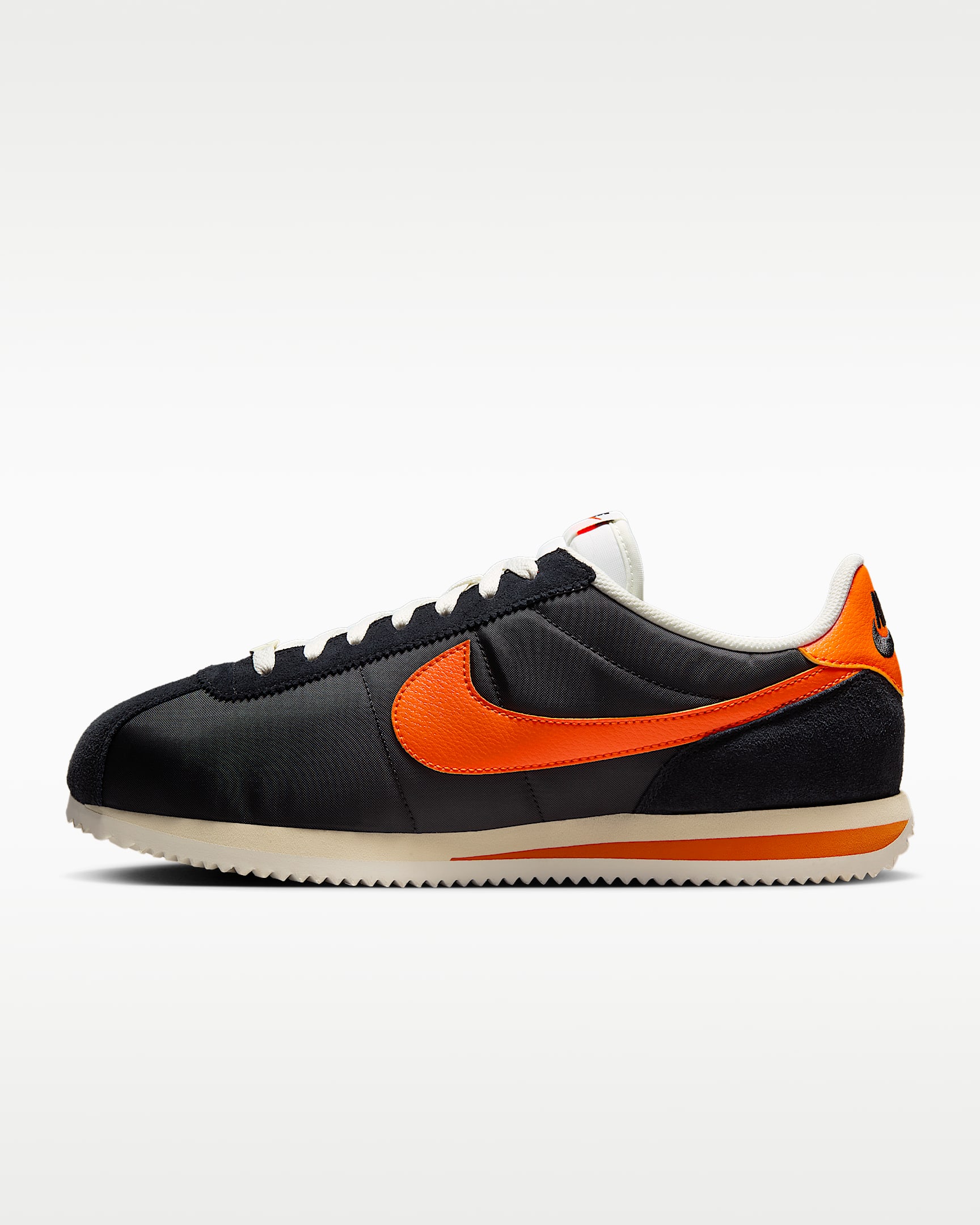 Tenis para hombre Nike Cortez Textile - Negro/Vela/Muselina/Naranja seguridad